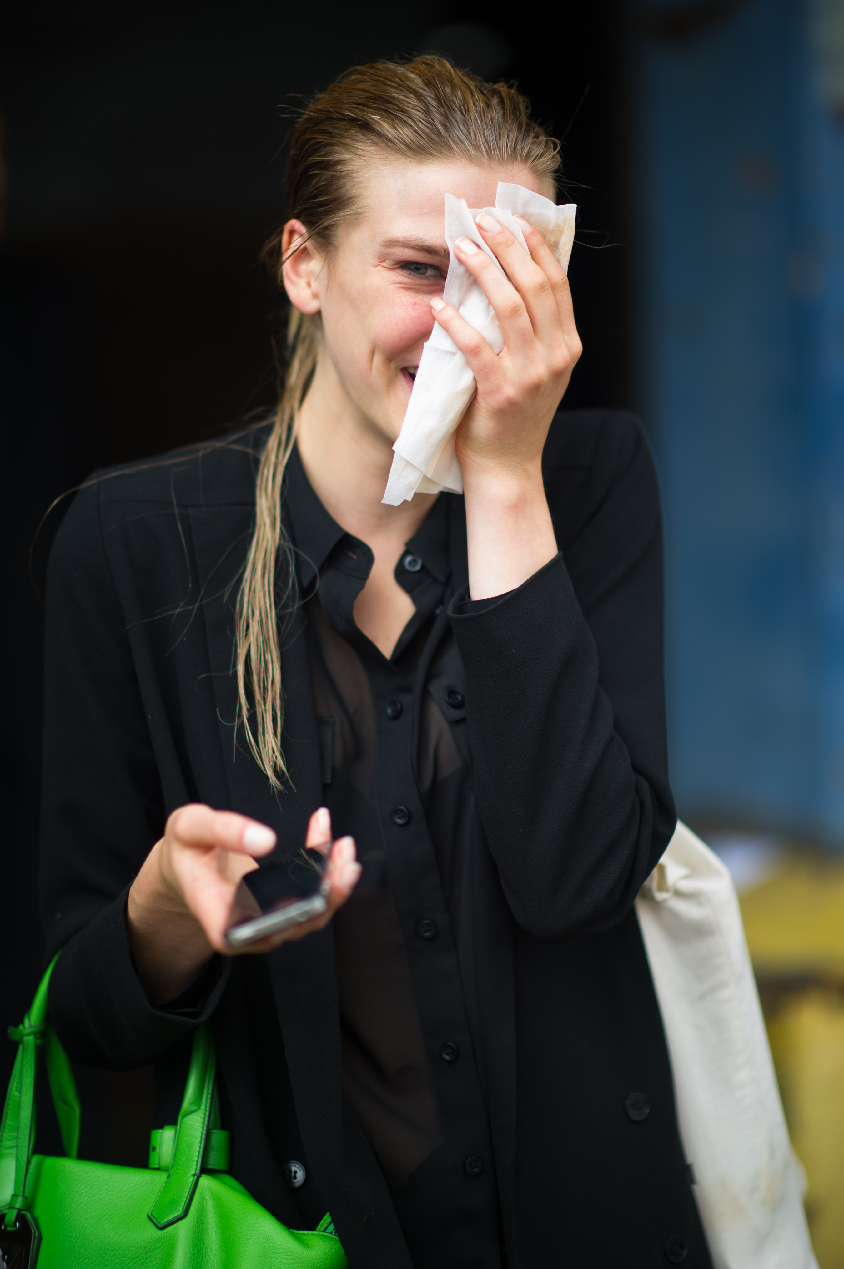 Mode wiping face with napkin