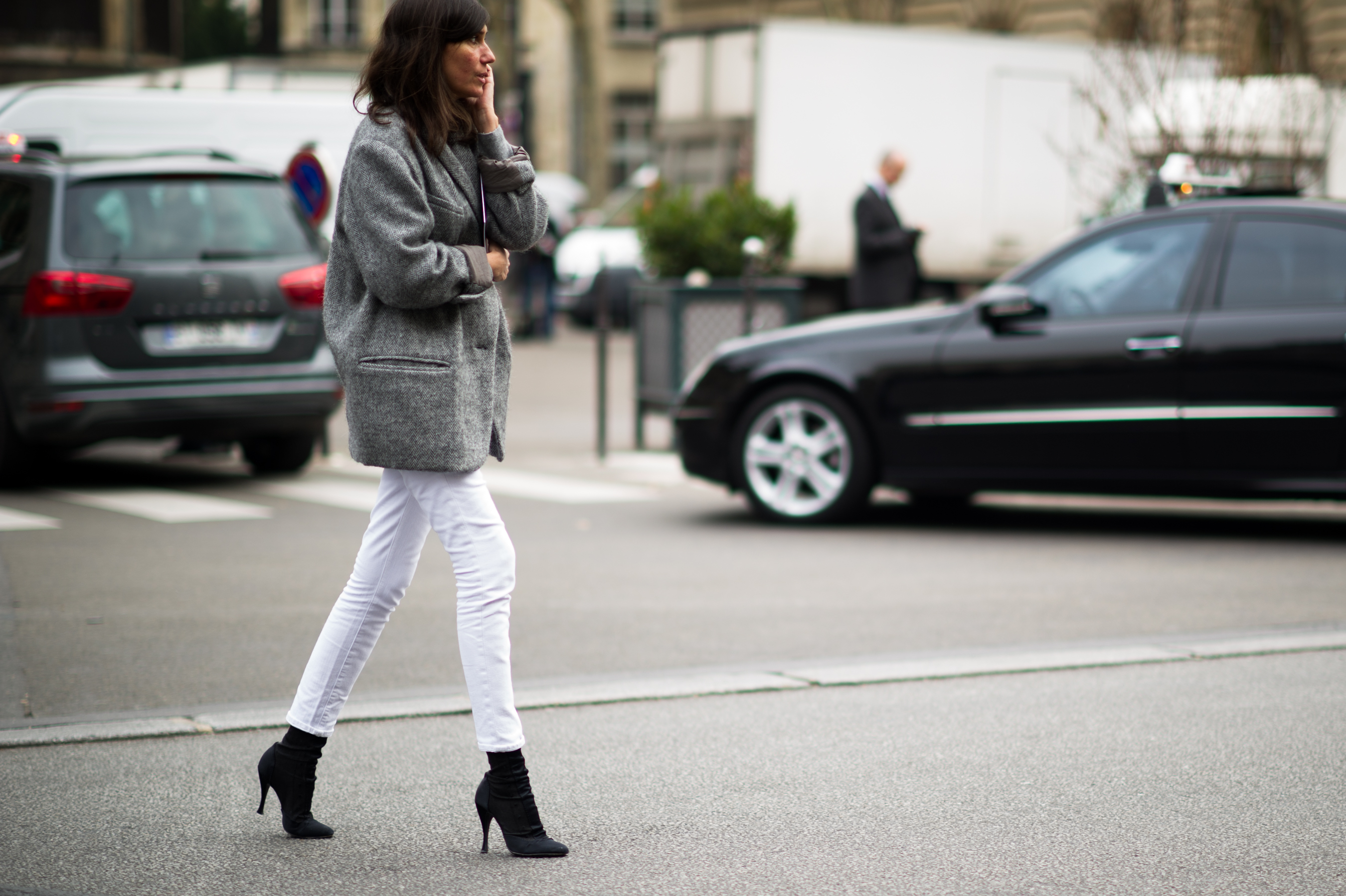 French Vogue editor wearing white pants