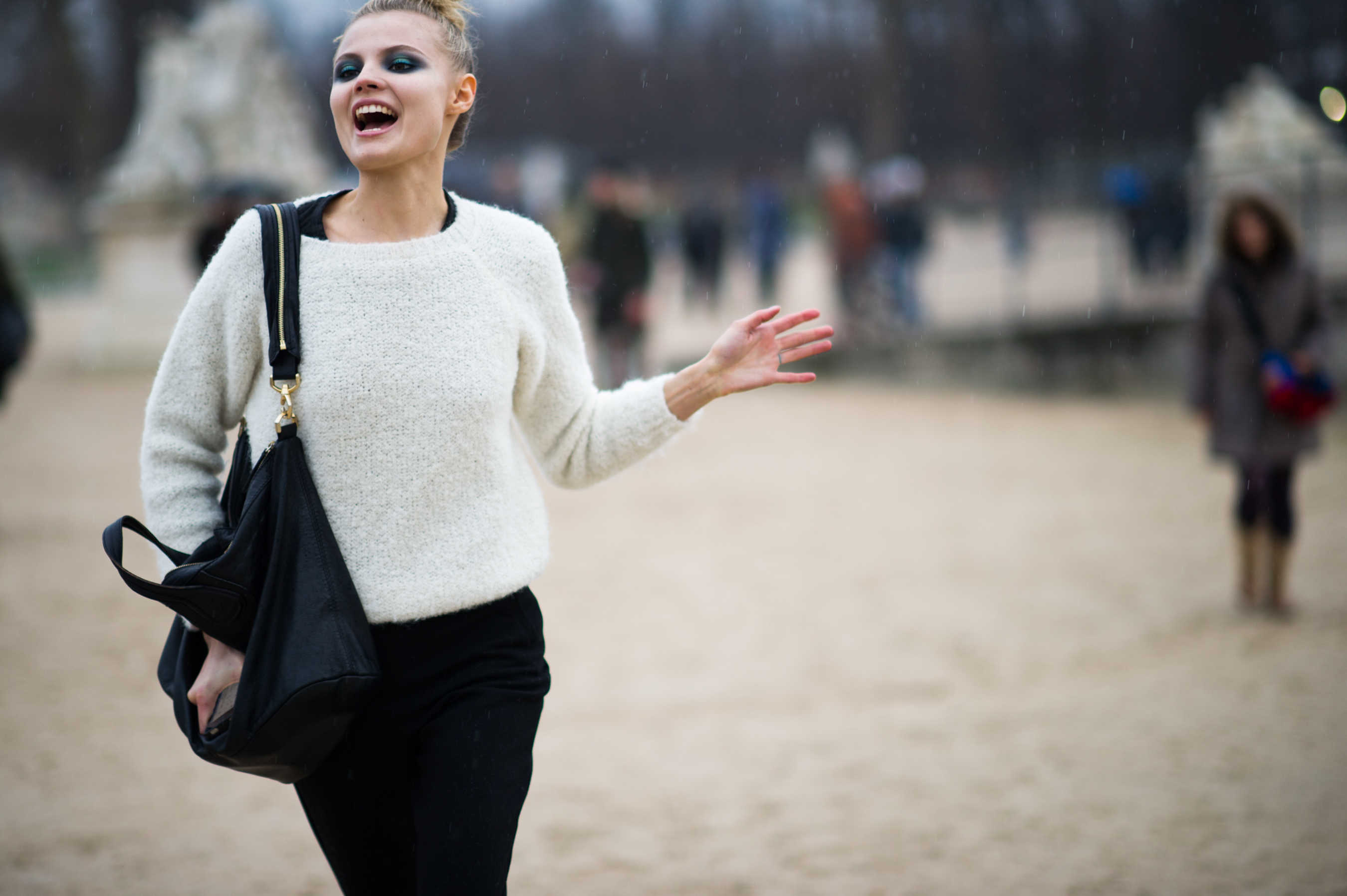 Model-Running-Tuileries-After-Show