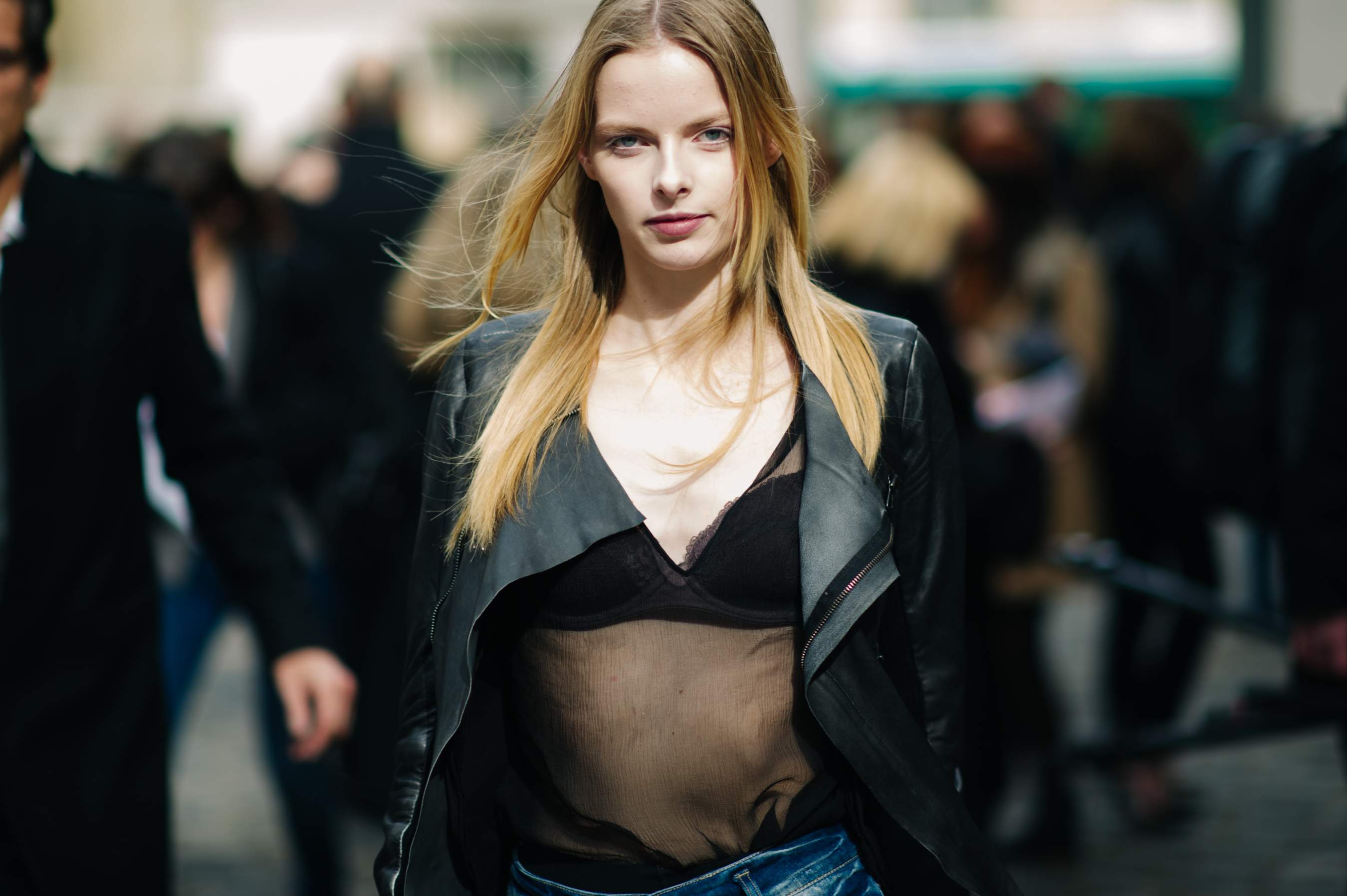 Model-In-Courtyard-Before-Show
