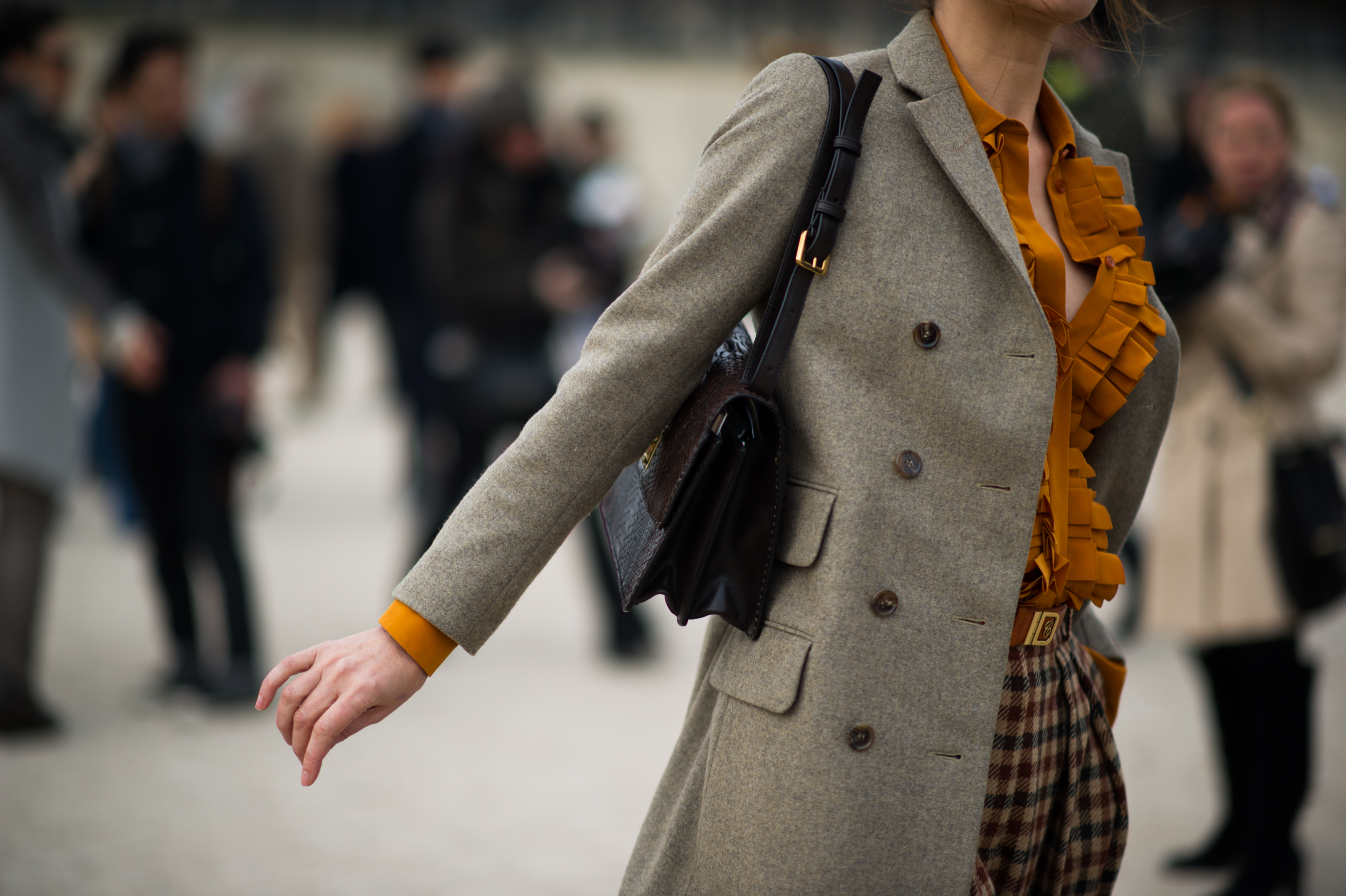 Ruffle-Collar-Tuileries-Smoking-PFW