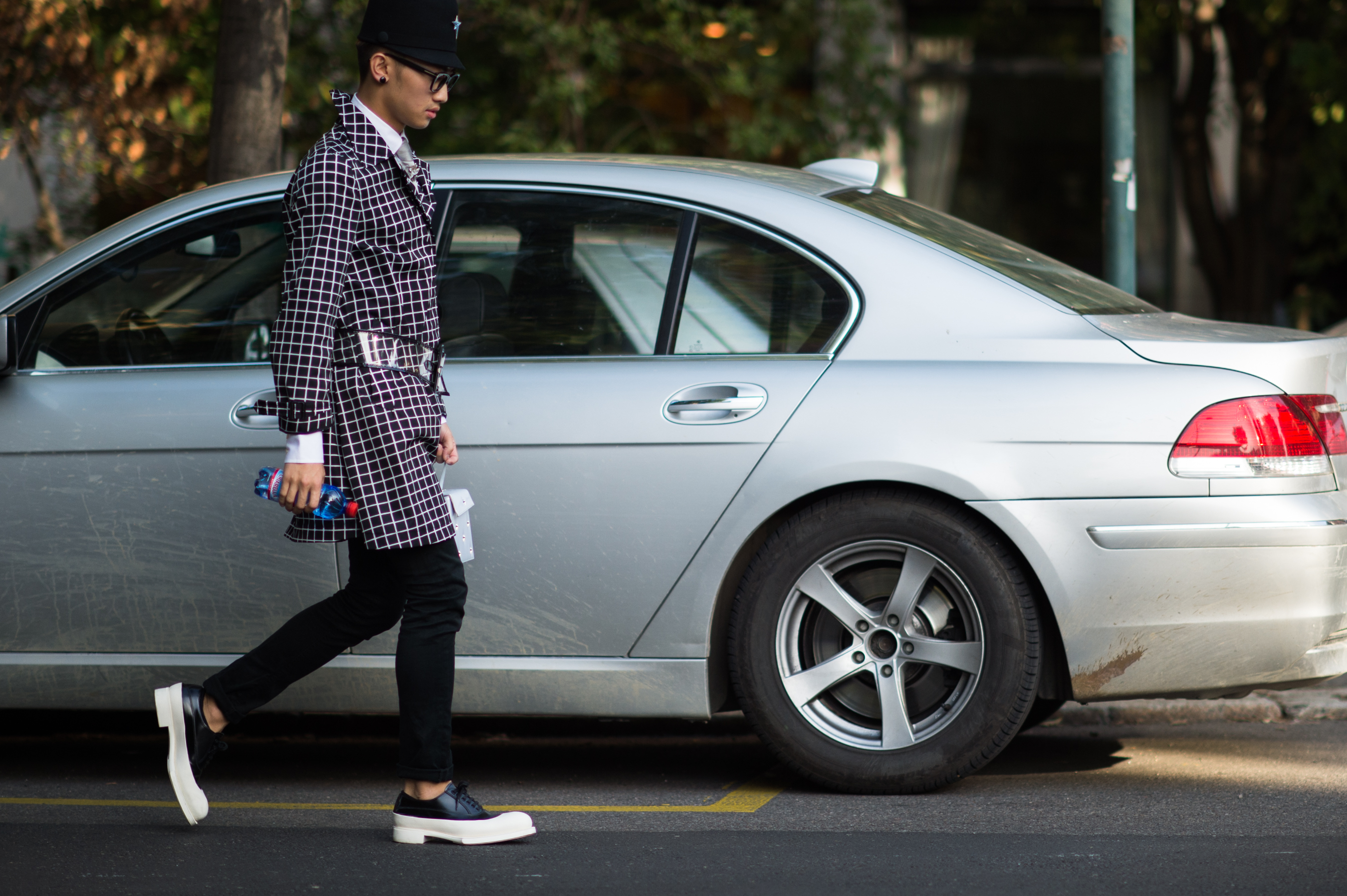 Man-Walking-Black-White-StreetStyle