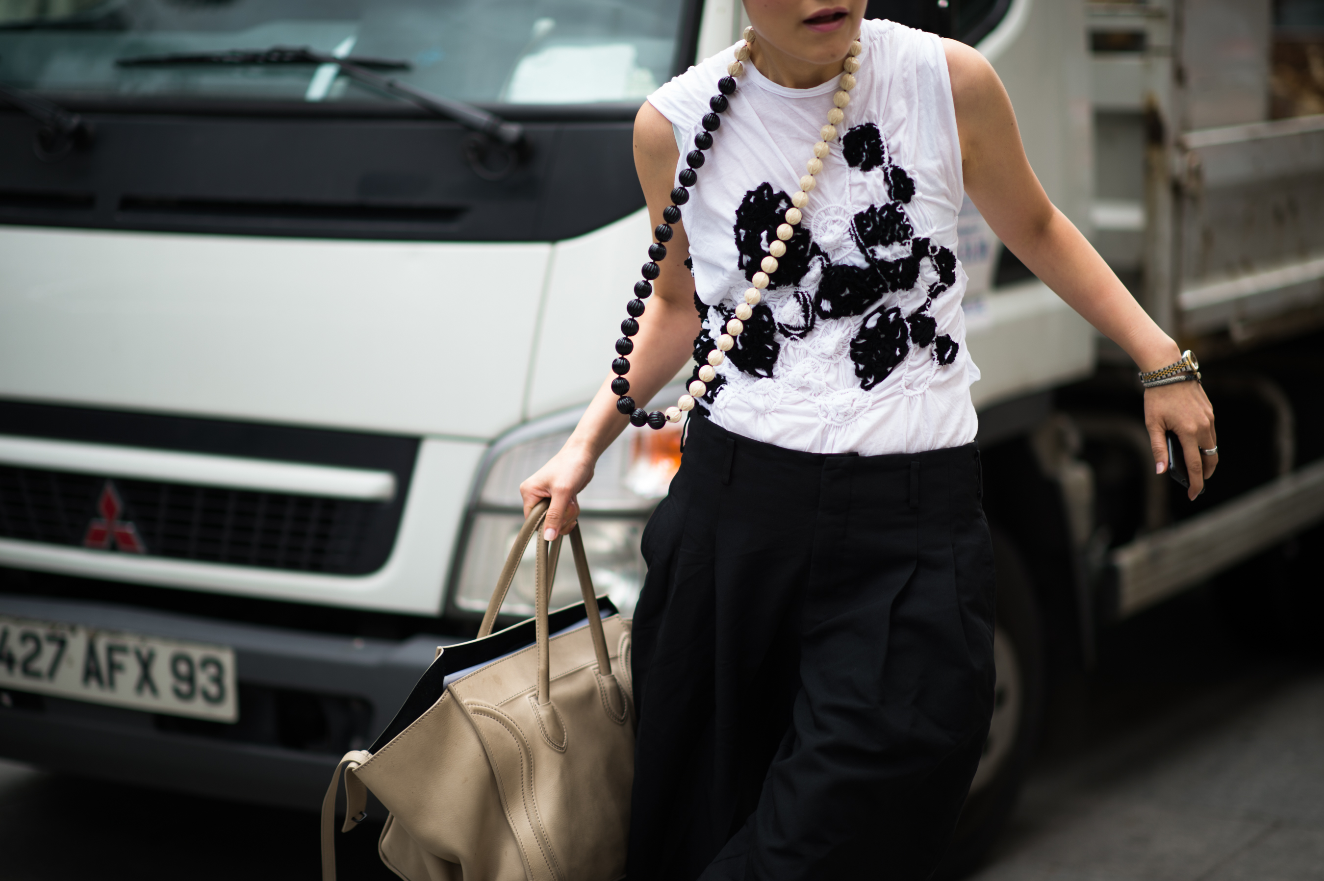 Woman-Necklage-Luggage-Bag-PFW