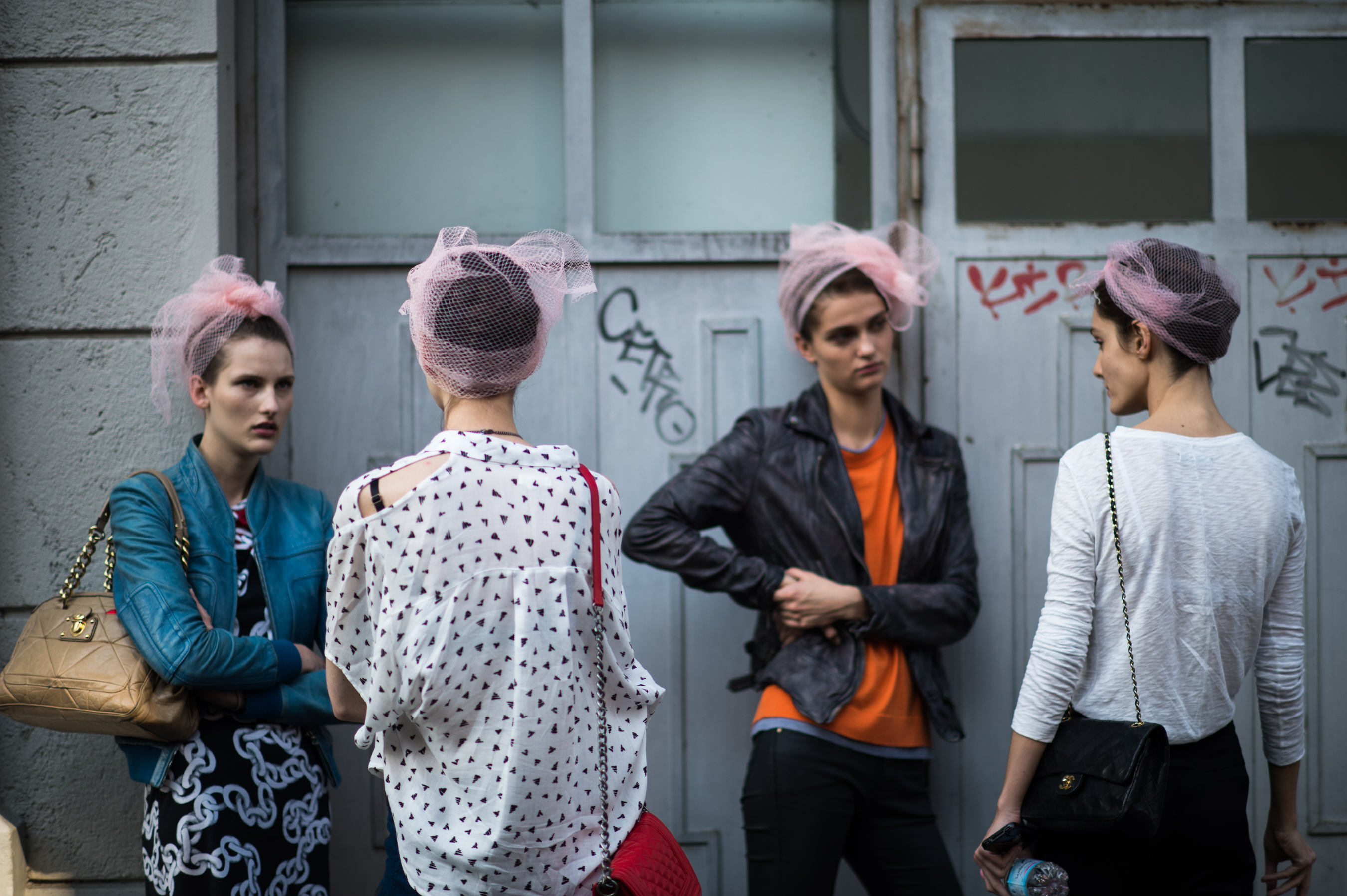 4-Models-Smoking-Before-Show