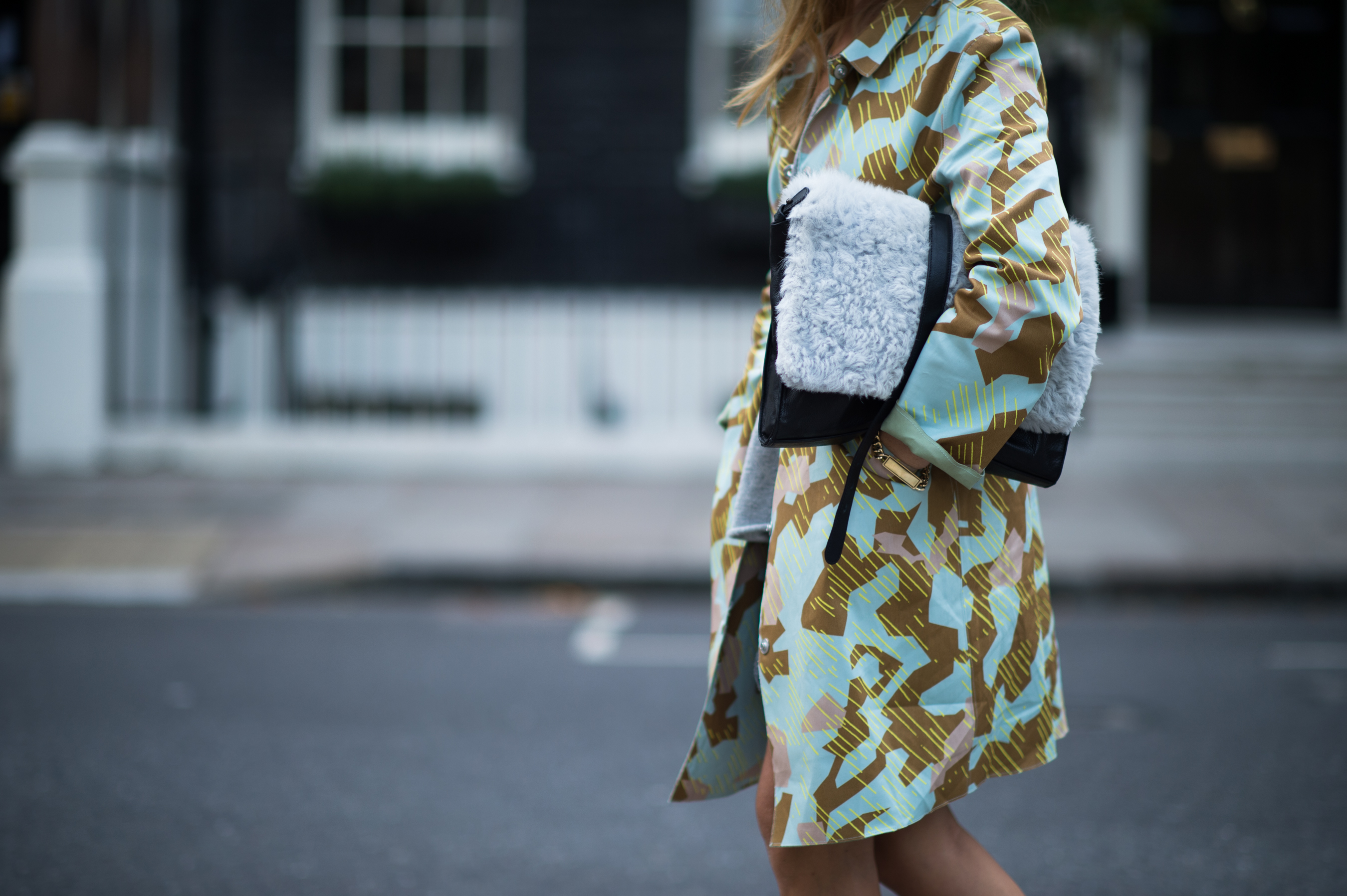 Print-Trench-Coat-Shearling-Bag