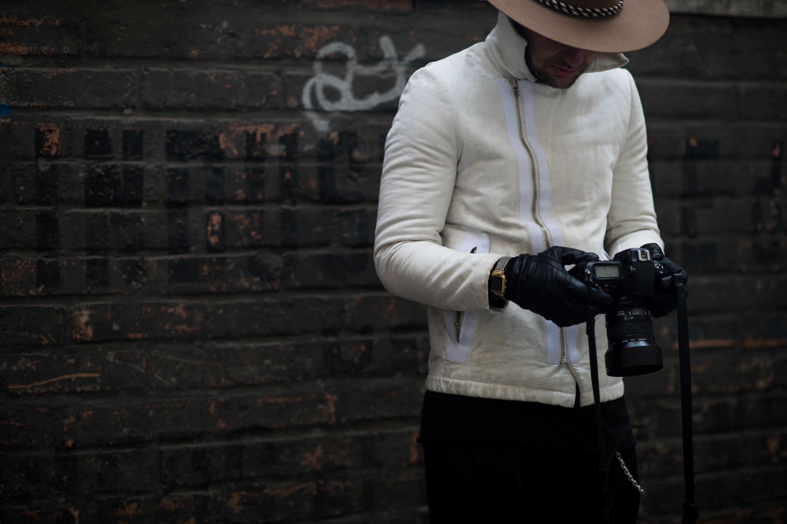French-Photographer-Hat-White-Jacket