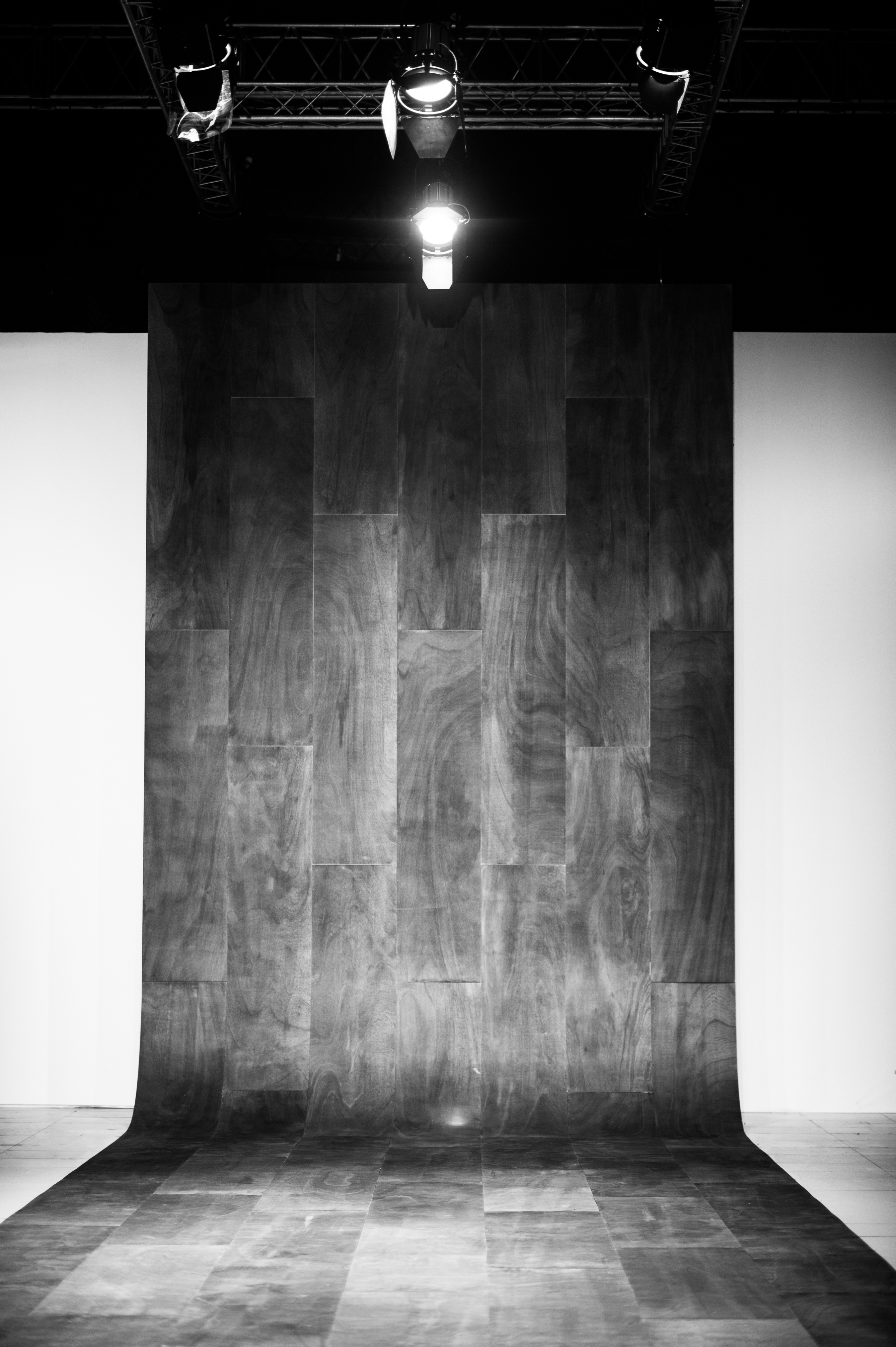 Wood-Runway-Backdrop-Fashion-Show