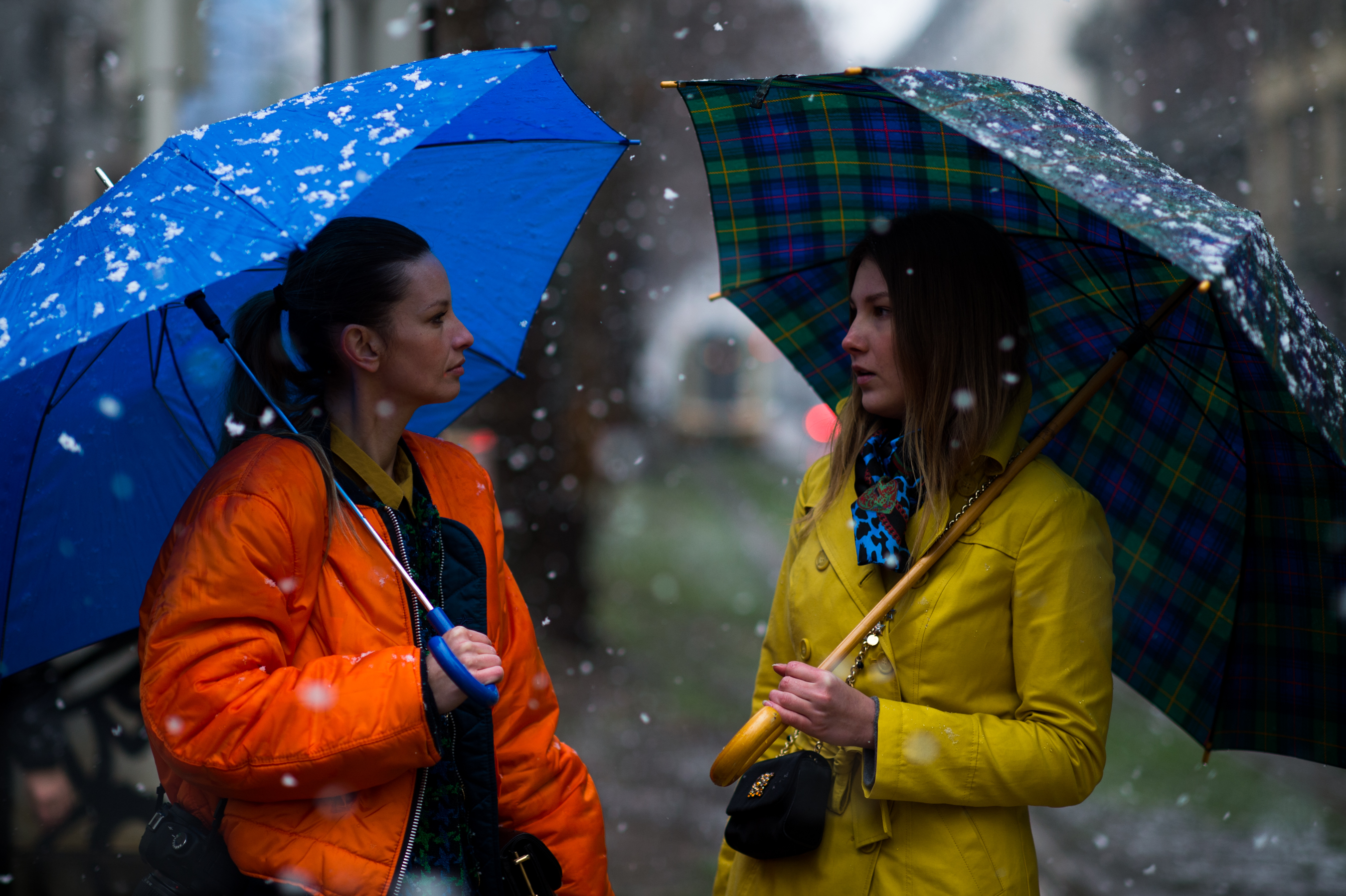 Two-Girls-Umbrella-Milano-Snow
