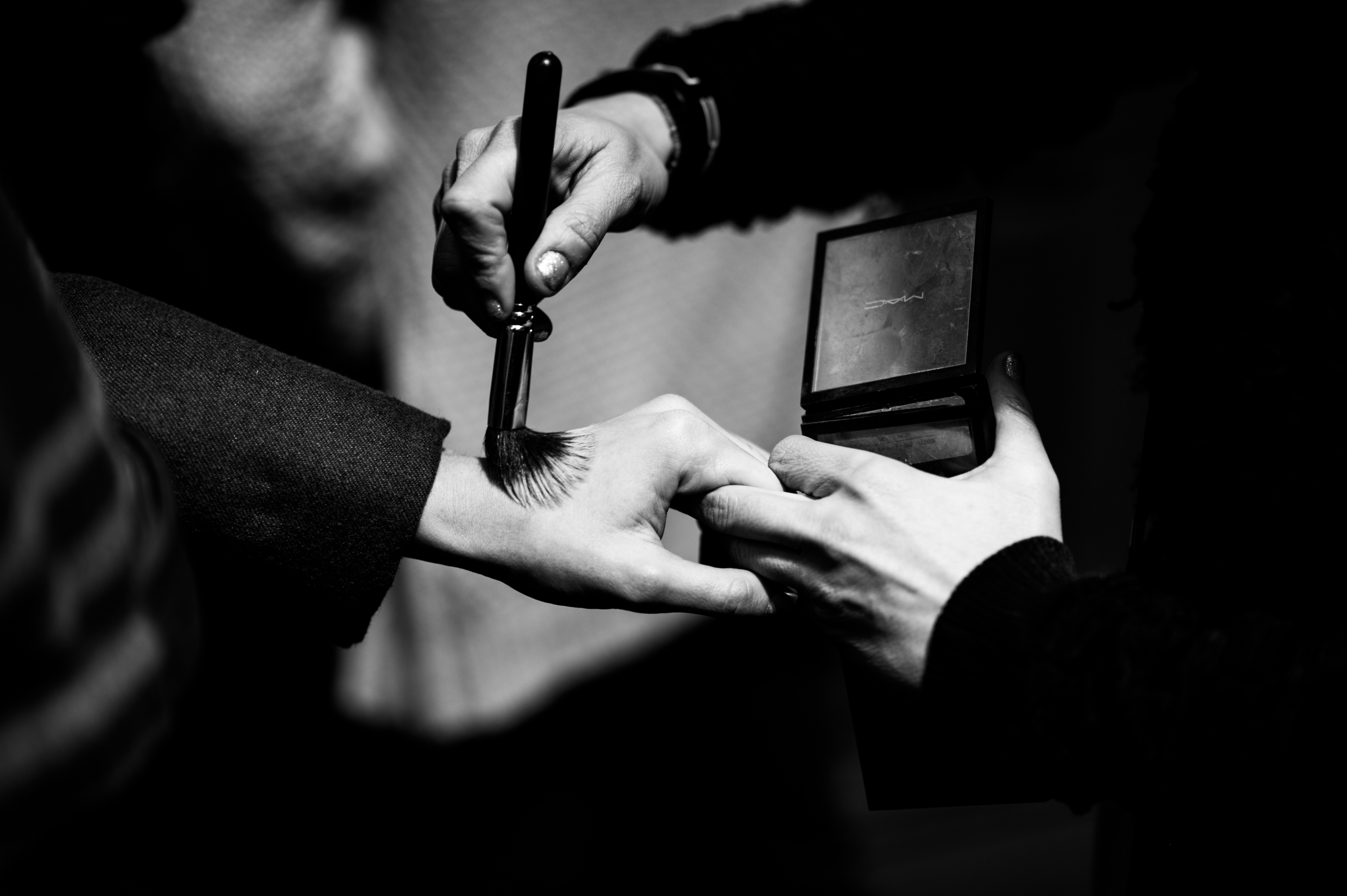Model-Makeup-Apply-Hand-Fashion