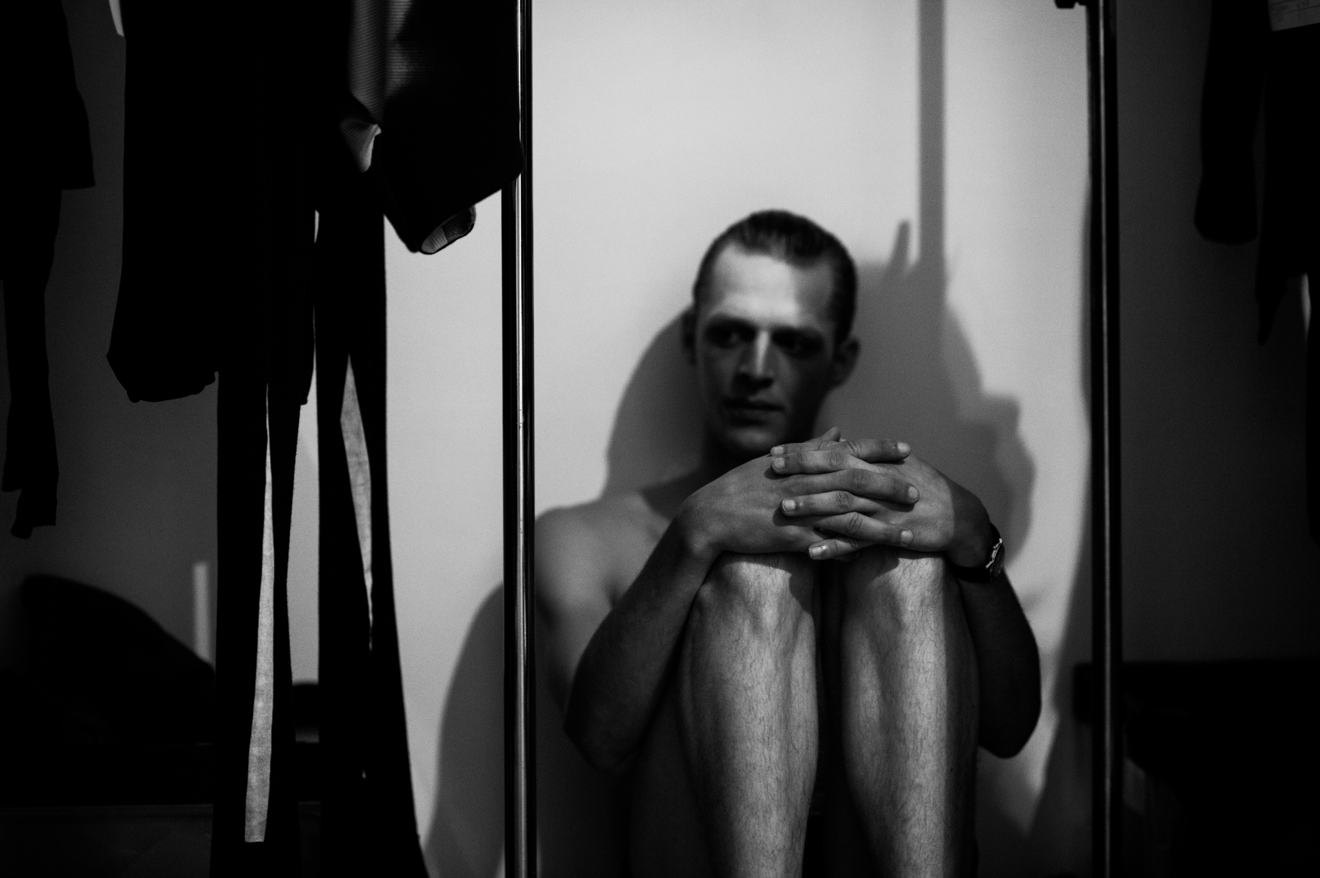 Male model Benoni Loos sitting