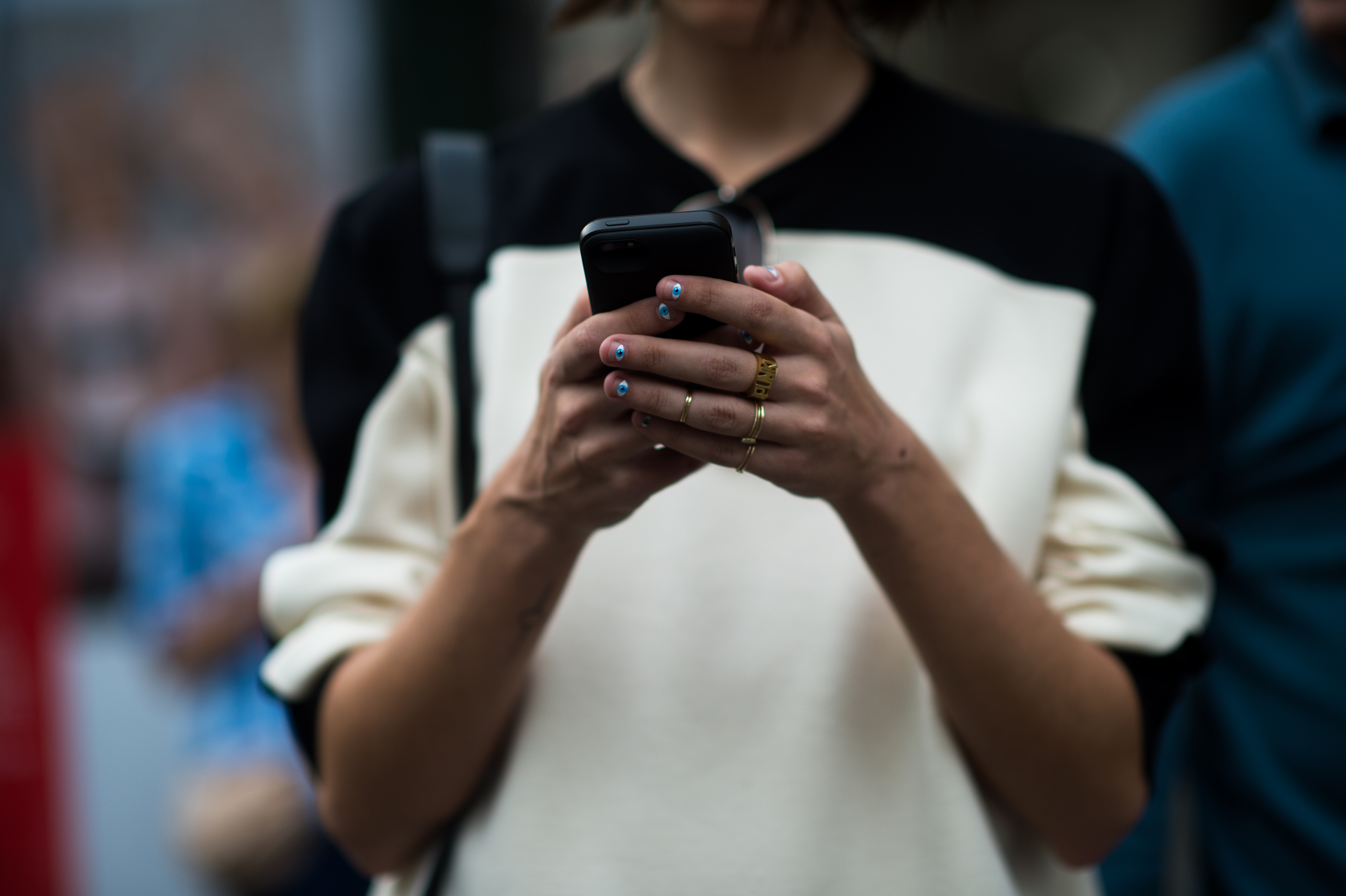 Into the Gloss blogger texting