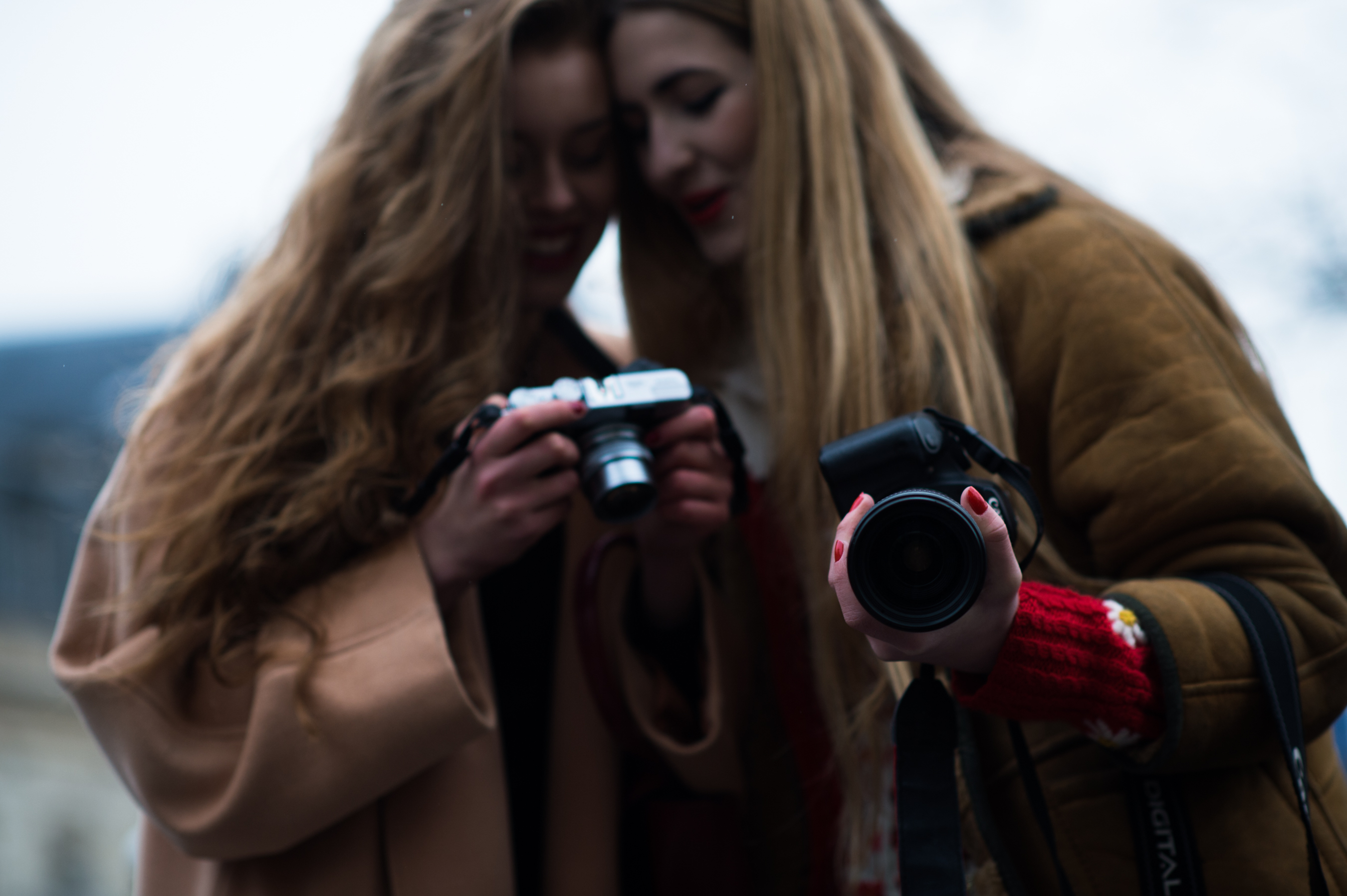 Two french bloggers with cameras