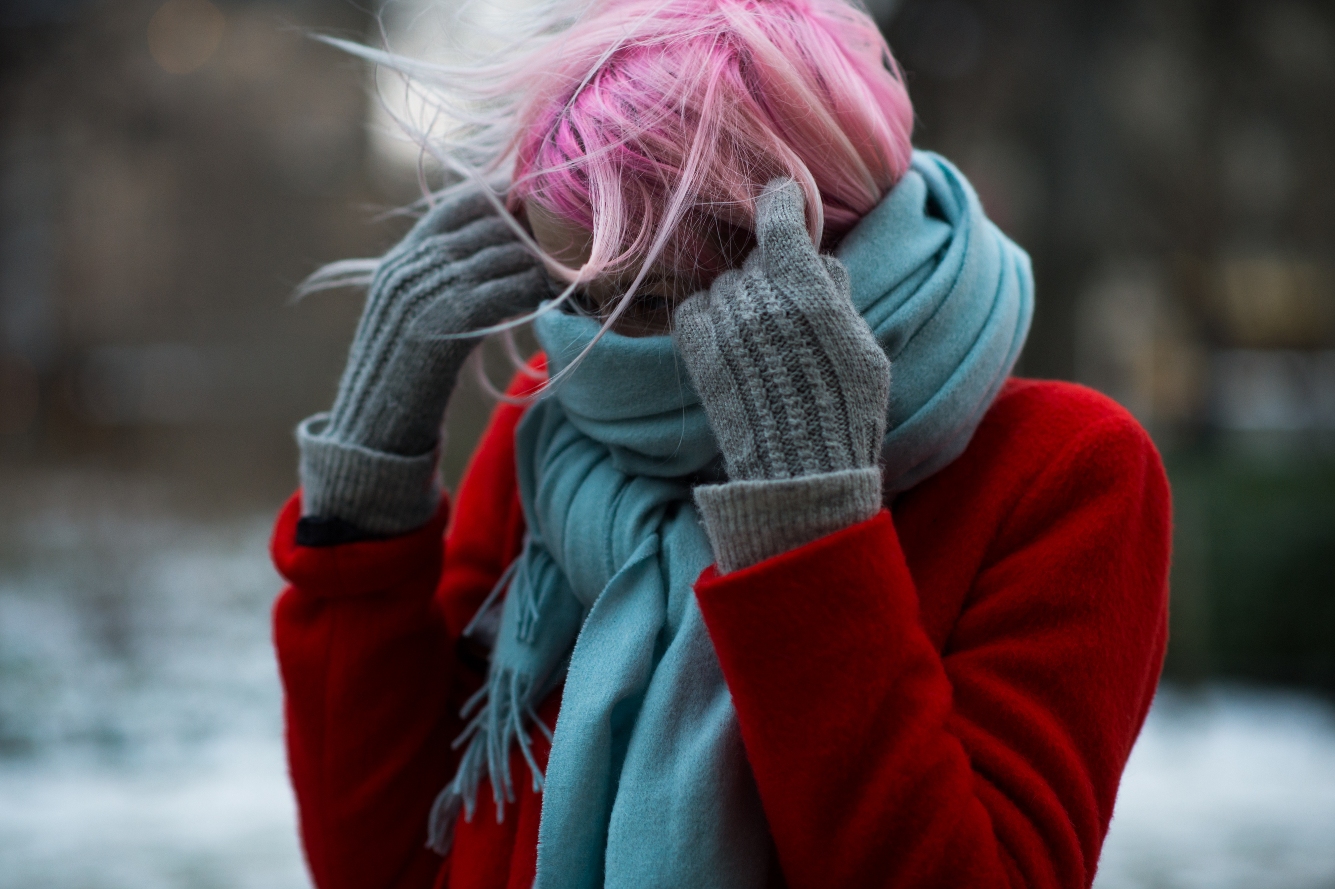 Norwegian blogger with pink hair and blue scarf