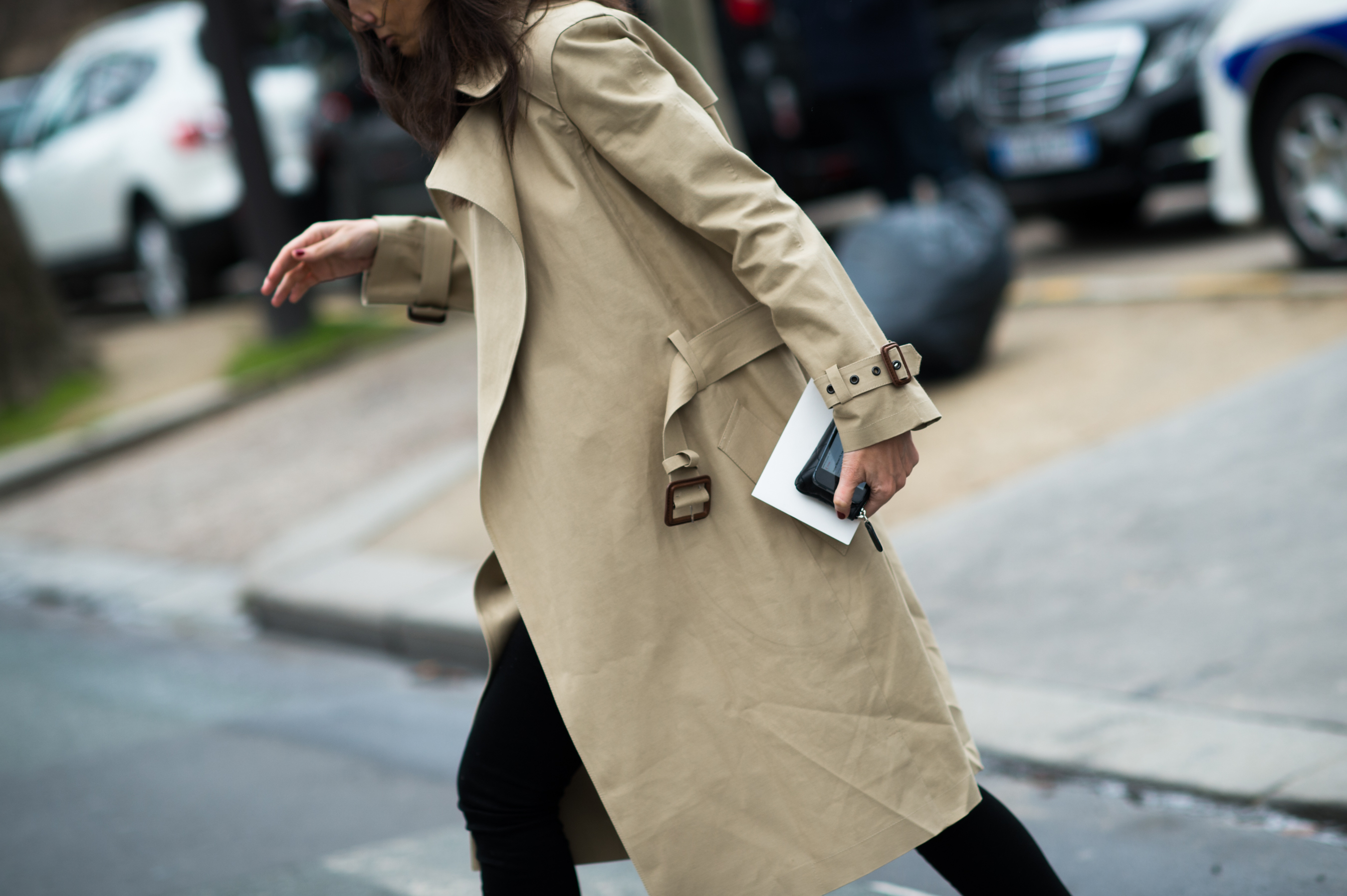 Woman wearing a camel trenchcoat