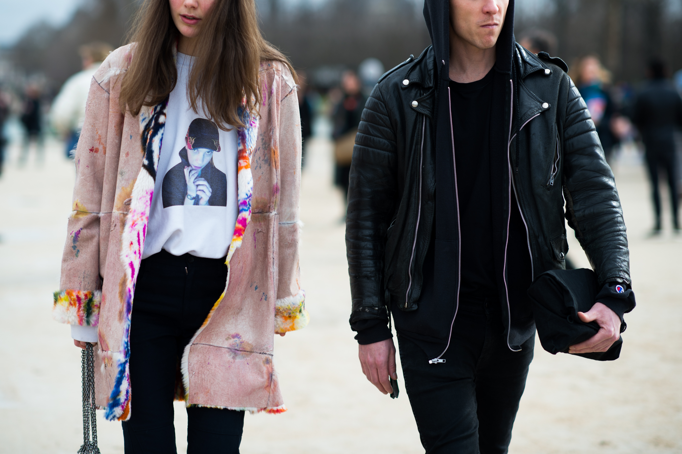 Man and woman walking in les tuileries