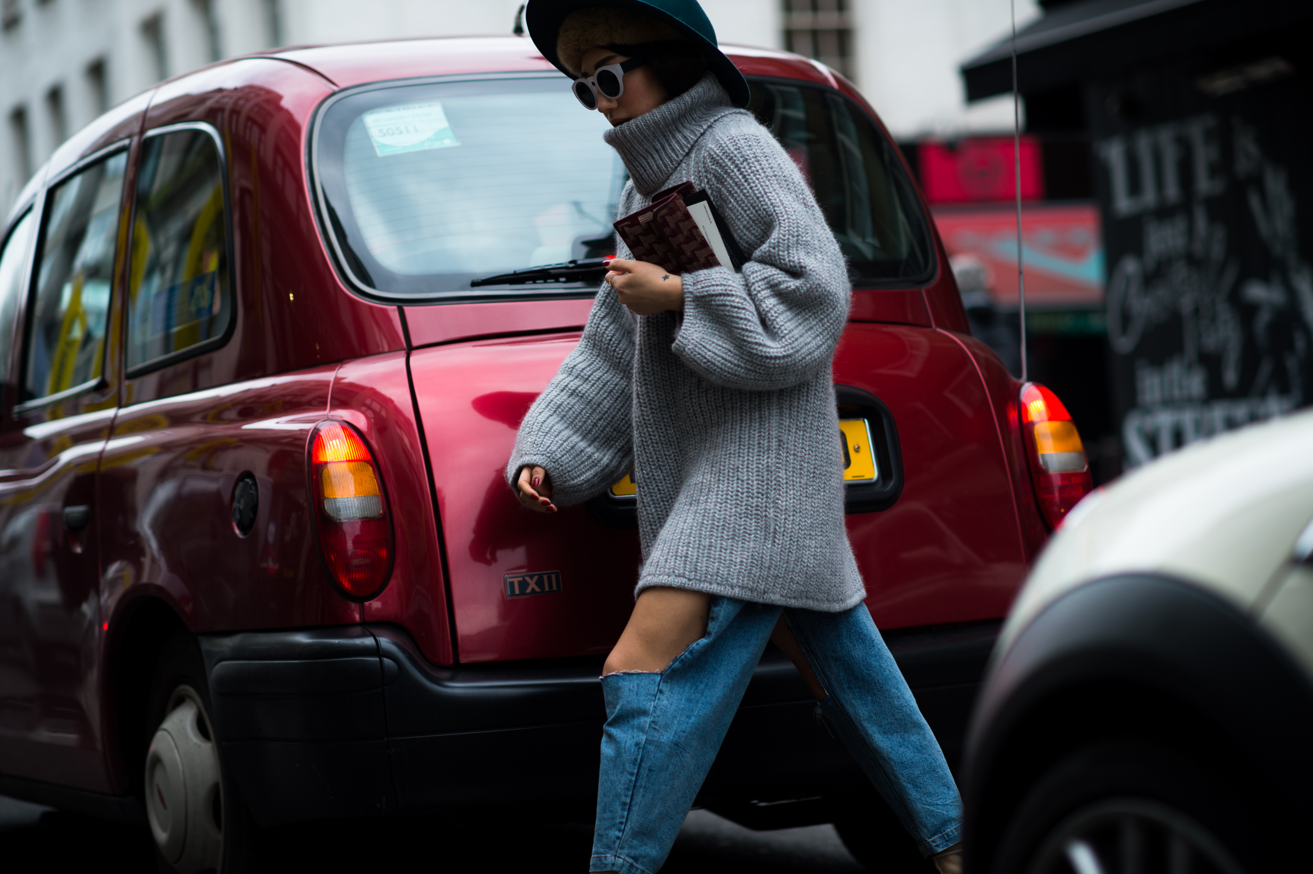 Korean woman wearing destroyed denim and big hat