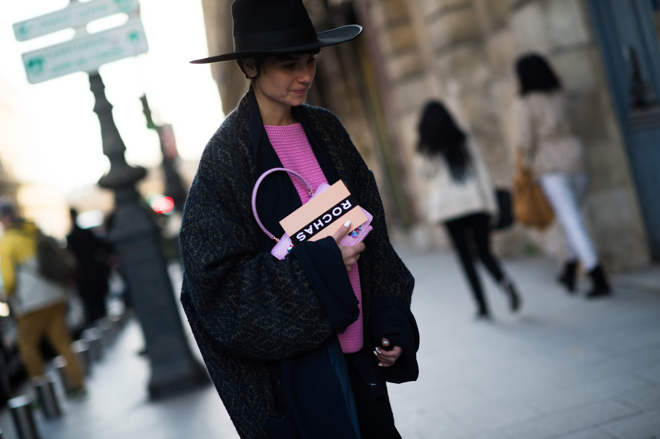 Woman wearing a pink and a big hat