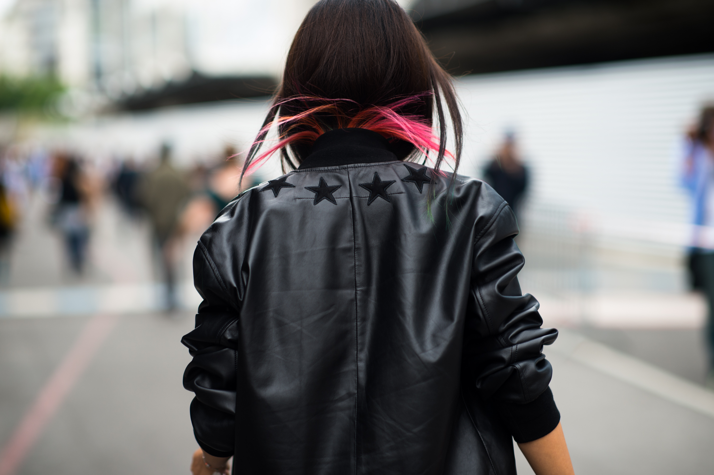 Woman with pink hear and a leather jacket