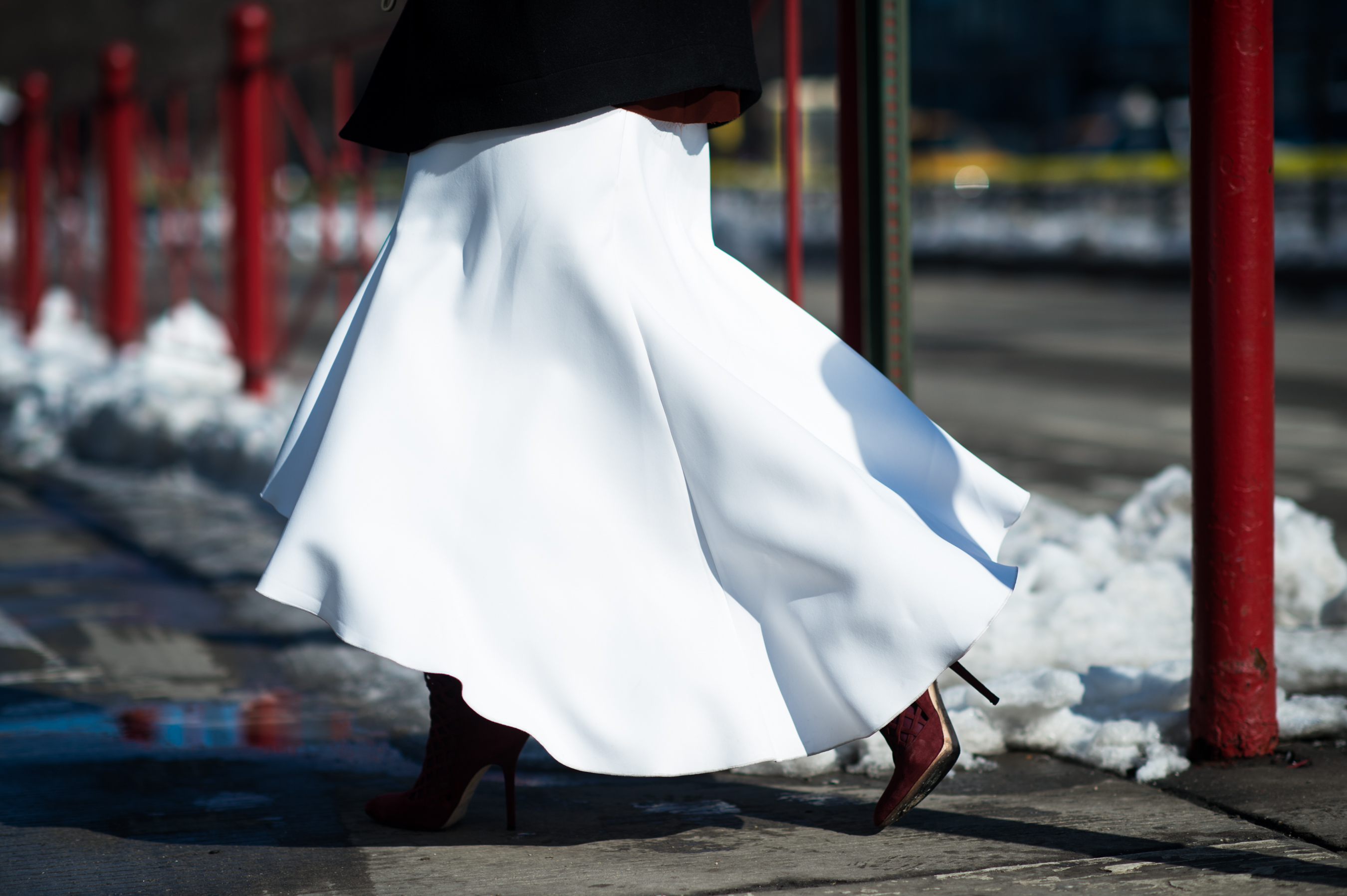 Belgian blogger wearing a white skirt