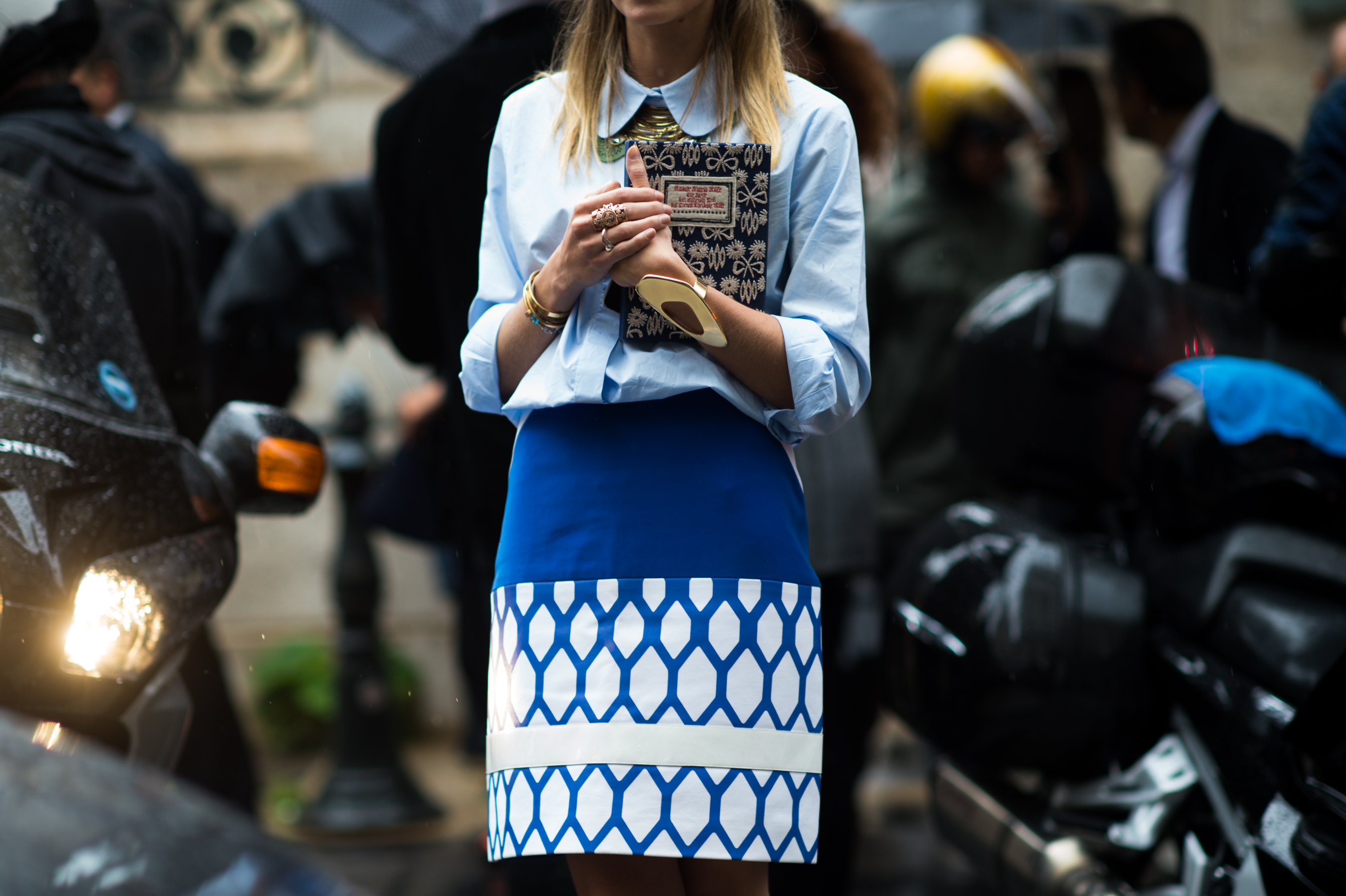 Brazilian woman wearing a blue and white skirt