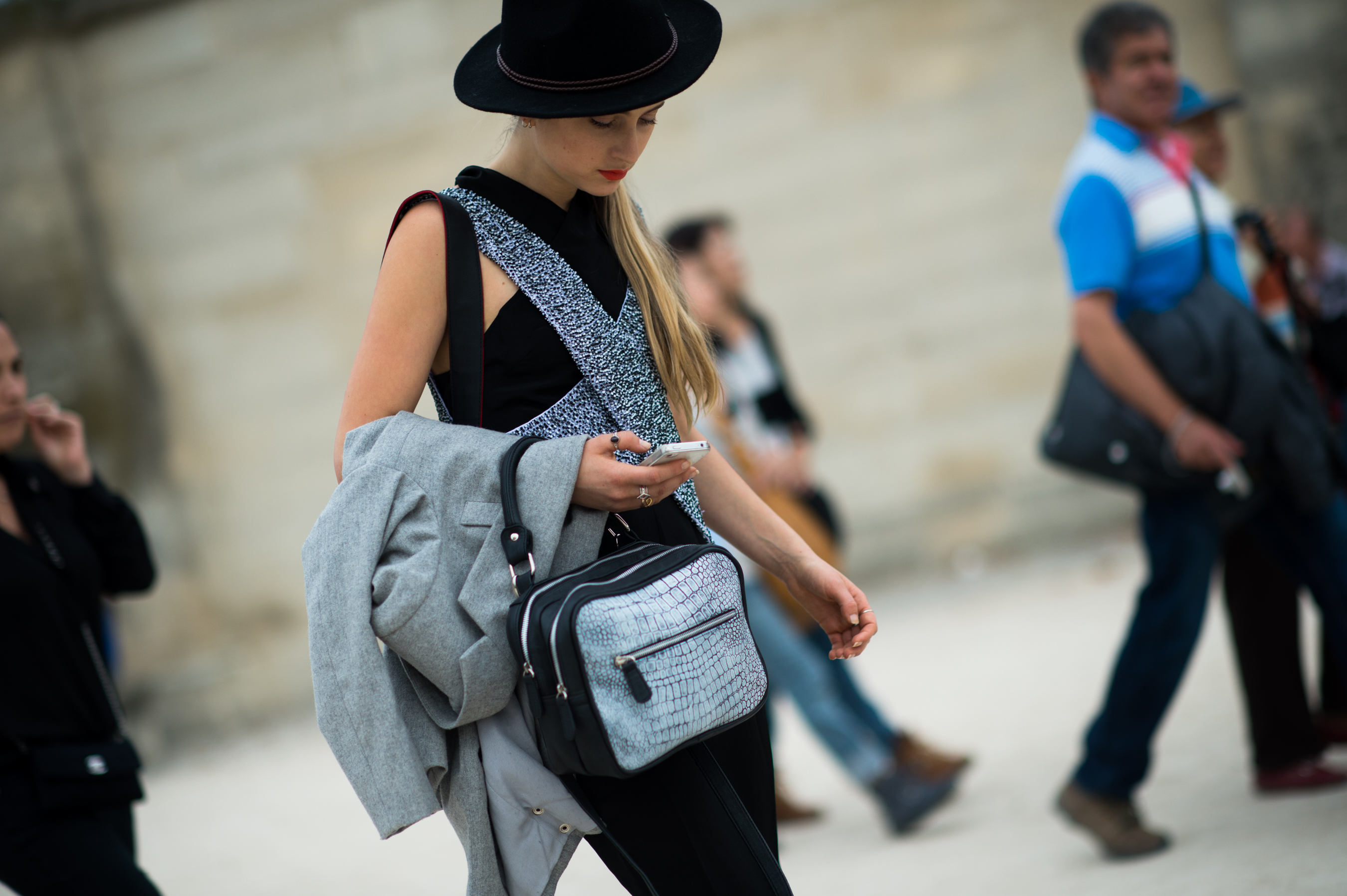 Girl wearing a black hat with red lips