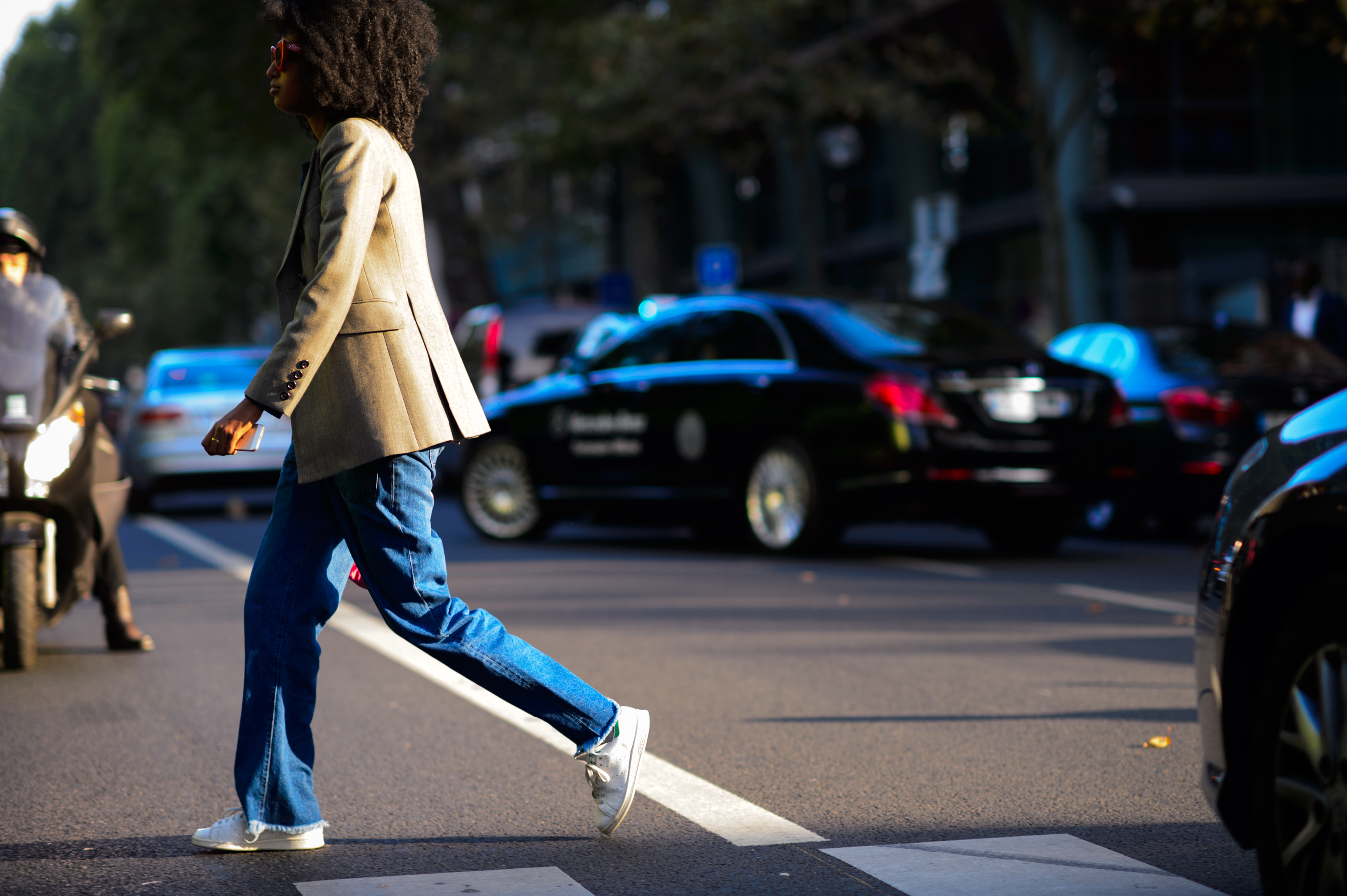 Fashion editor crossing the street