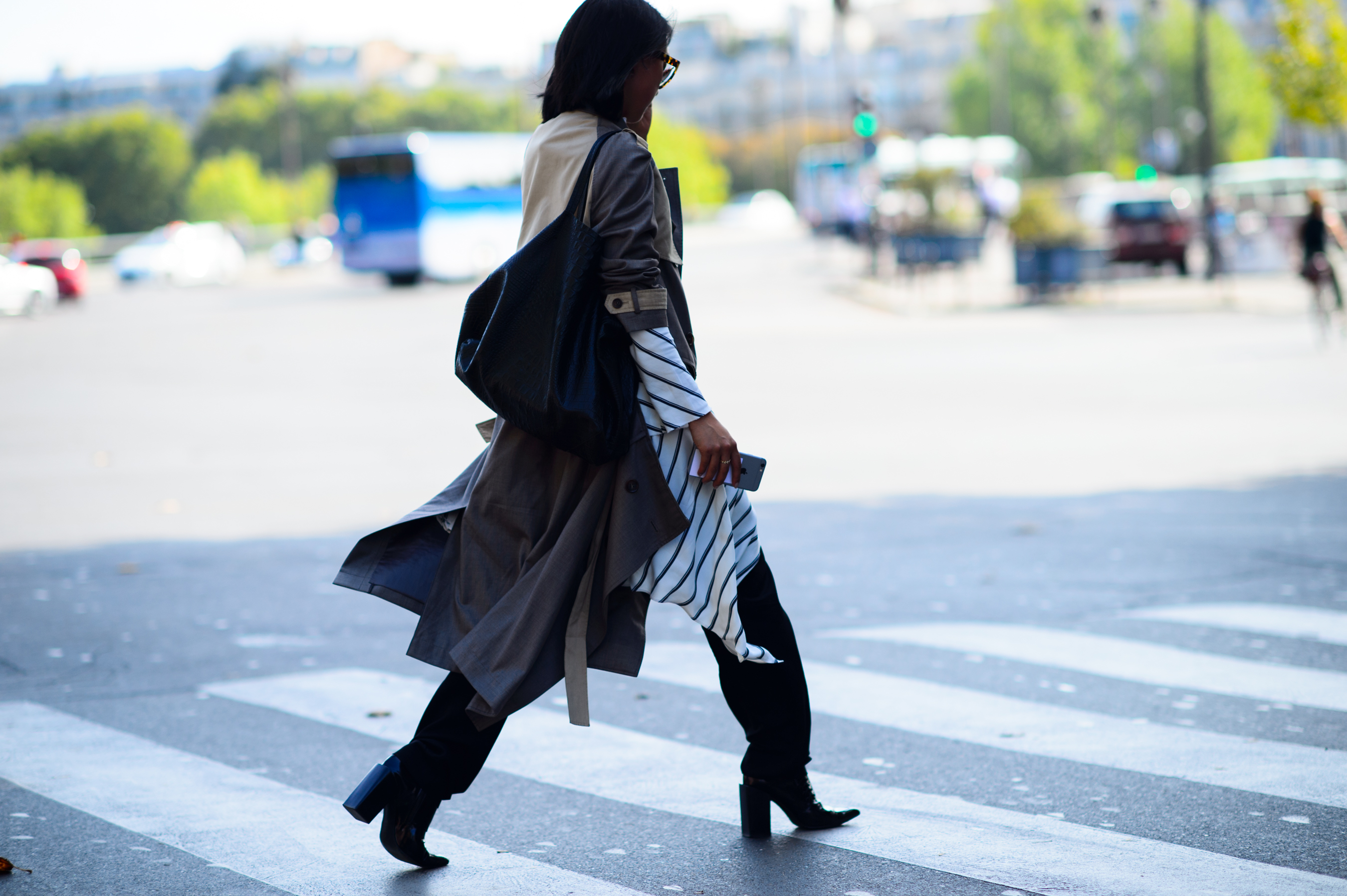 Australian fashion blogger crossing the street