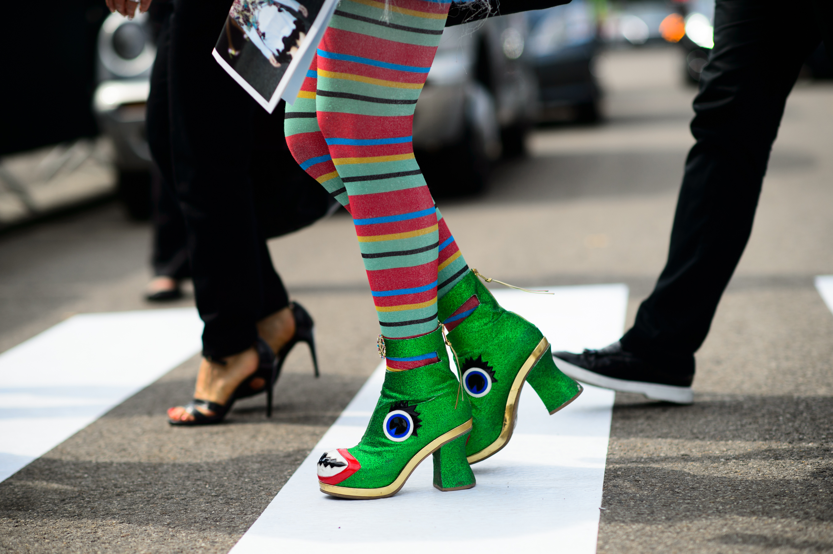 Woman wearing green face shoes