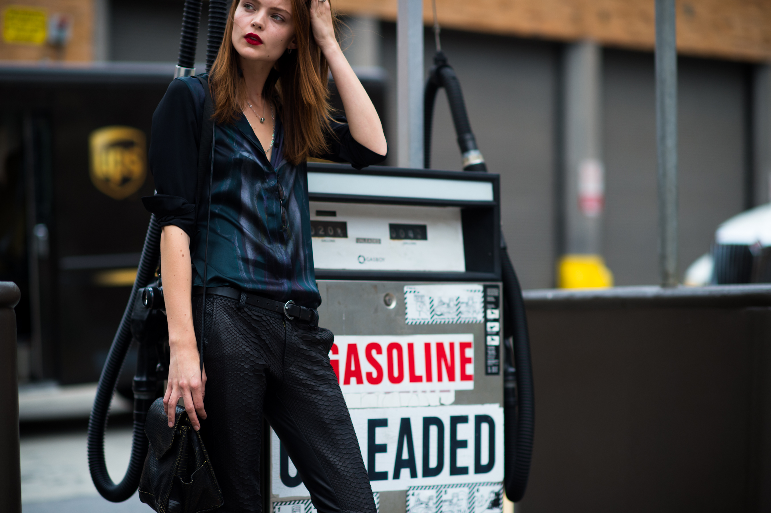Dusch model with red lips