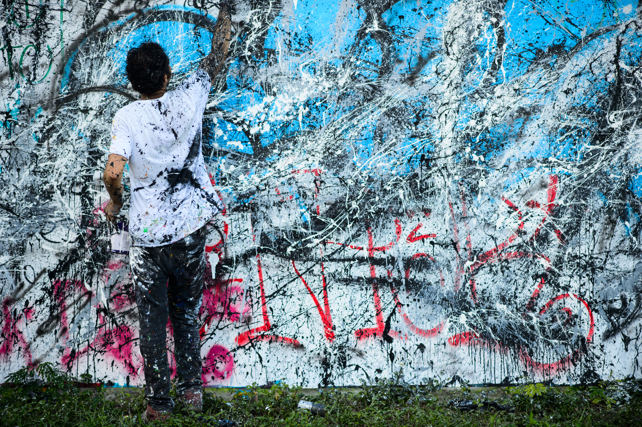 Artist splatter painting a wall in Florida