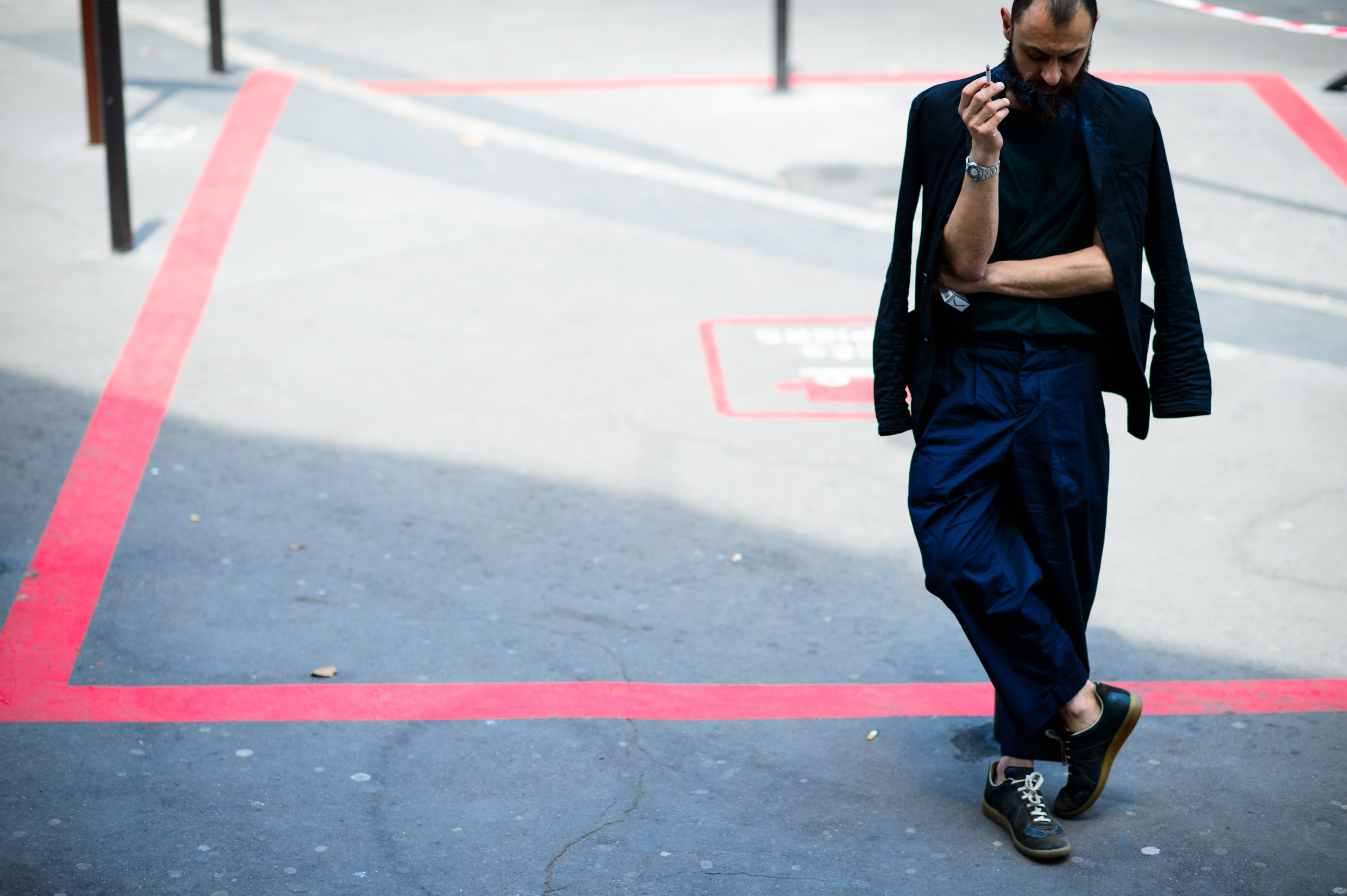 Man wearing a suit and smoking before the fashion show