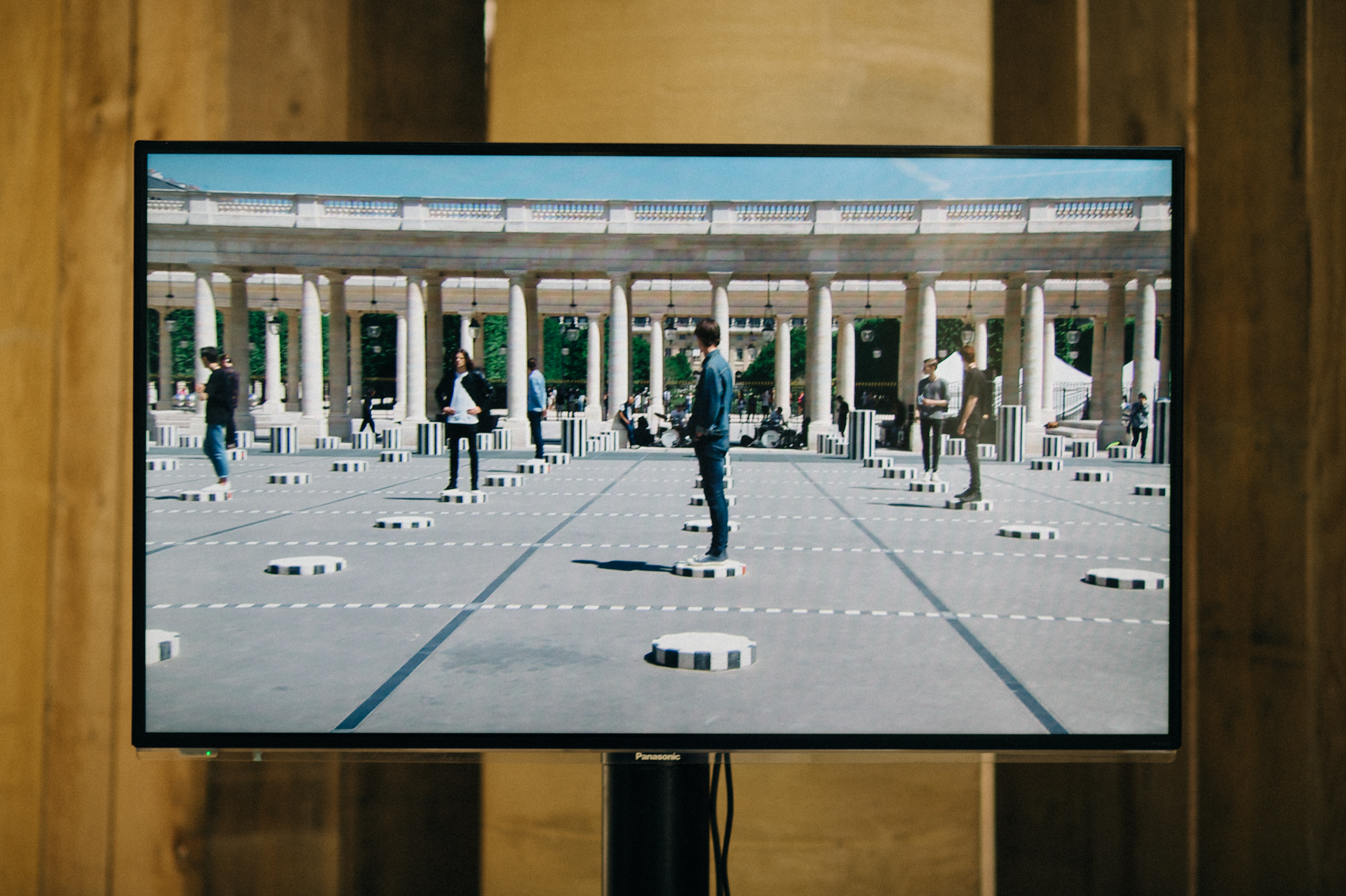 Screen showing the rehearsal of a fashion show