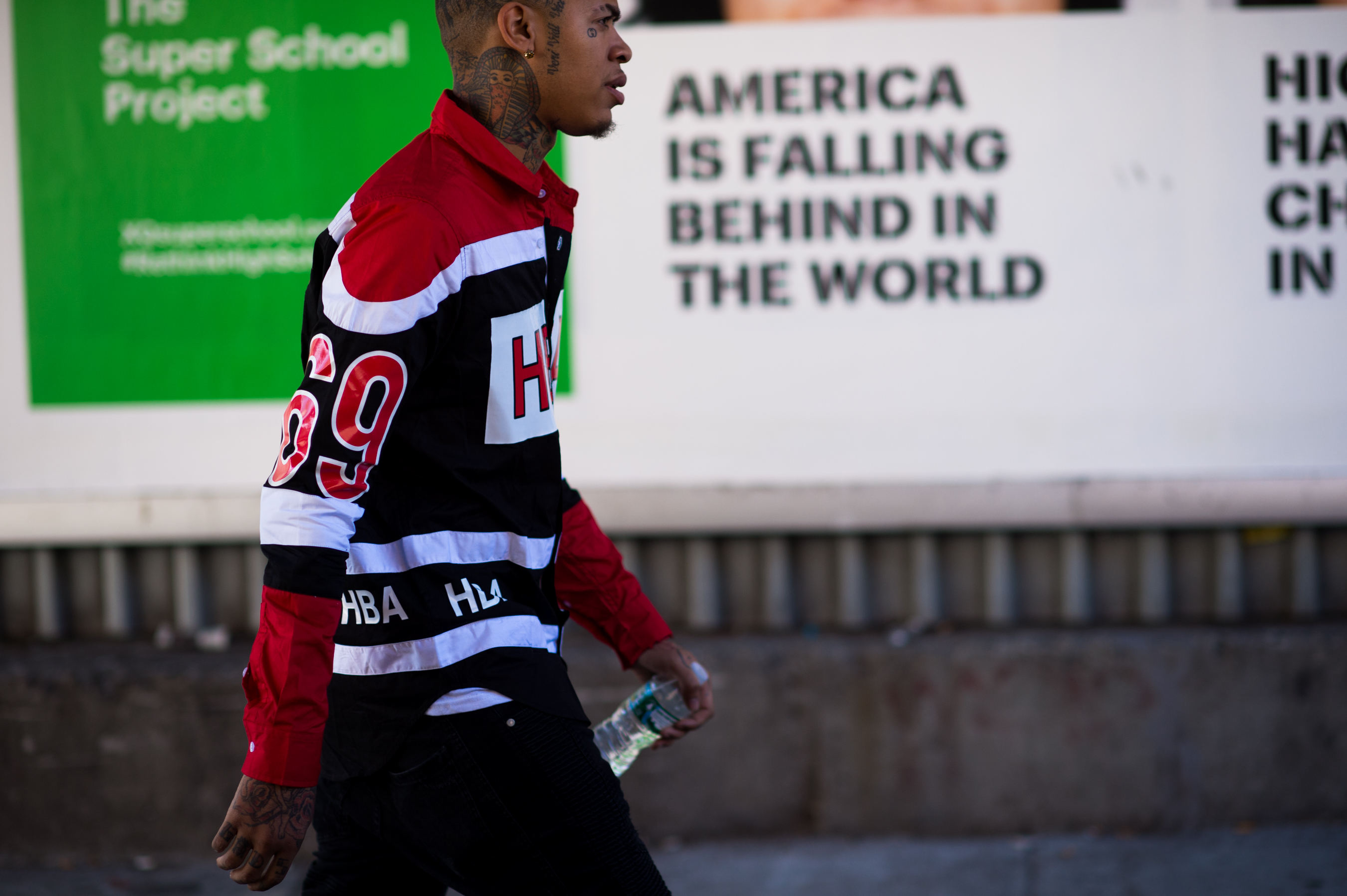 Man with tattoos walking to the fashion show of American rapper