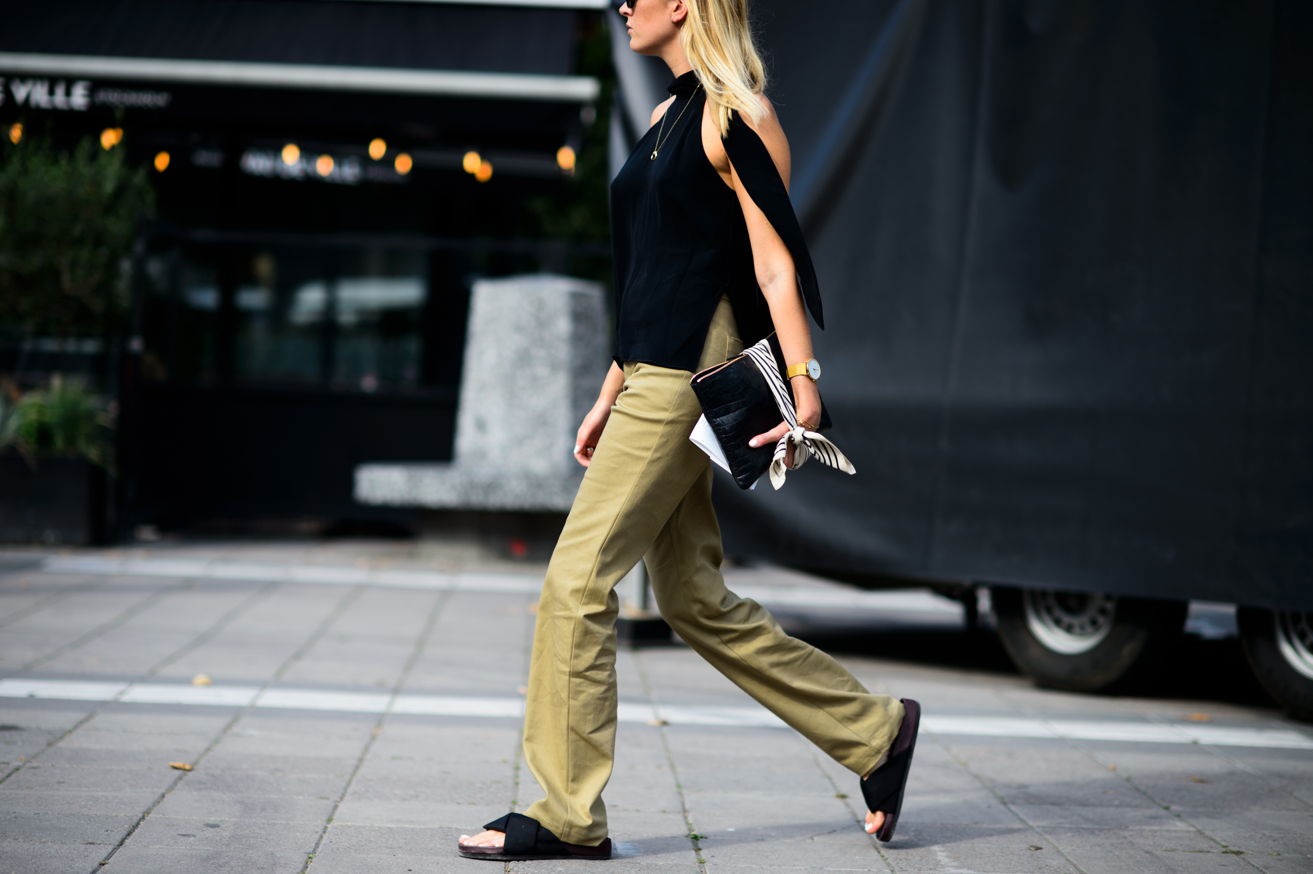 Blogger wearing safari pants with sliders