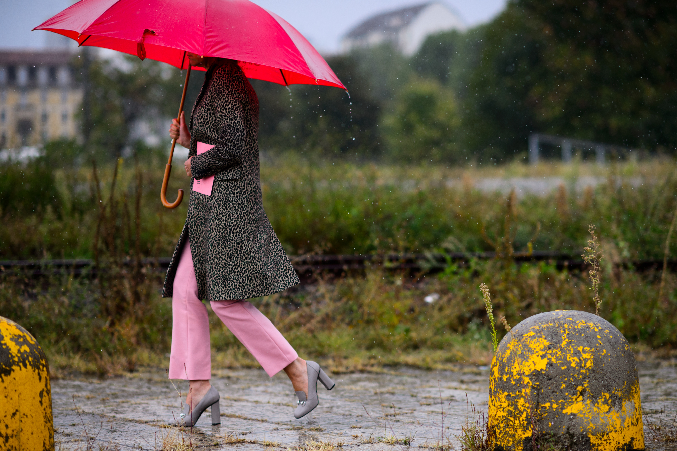 French editor walking in the rain before the show