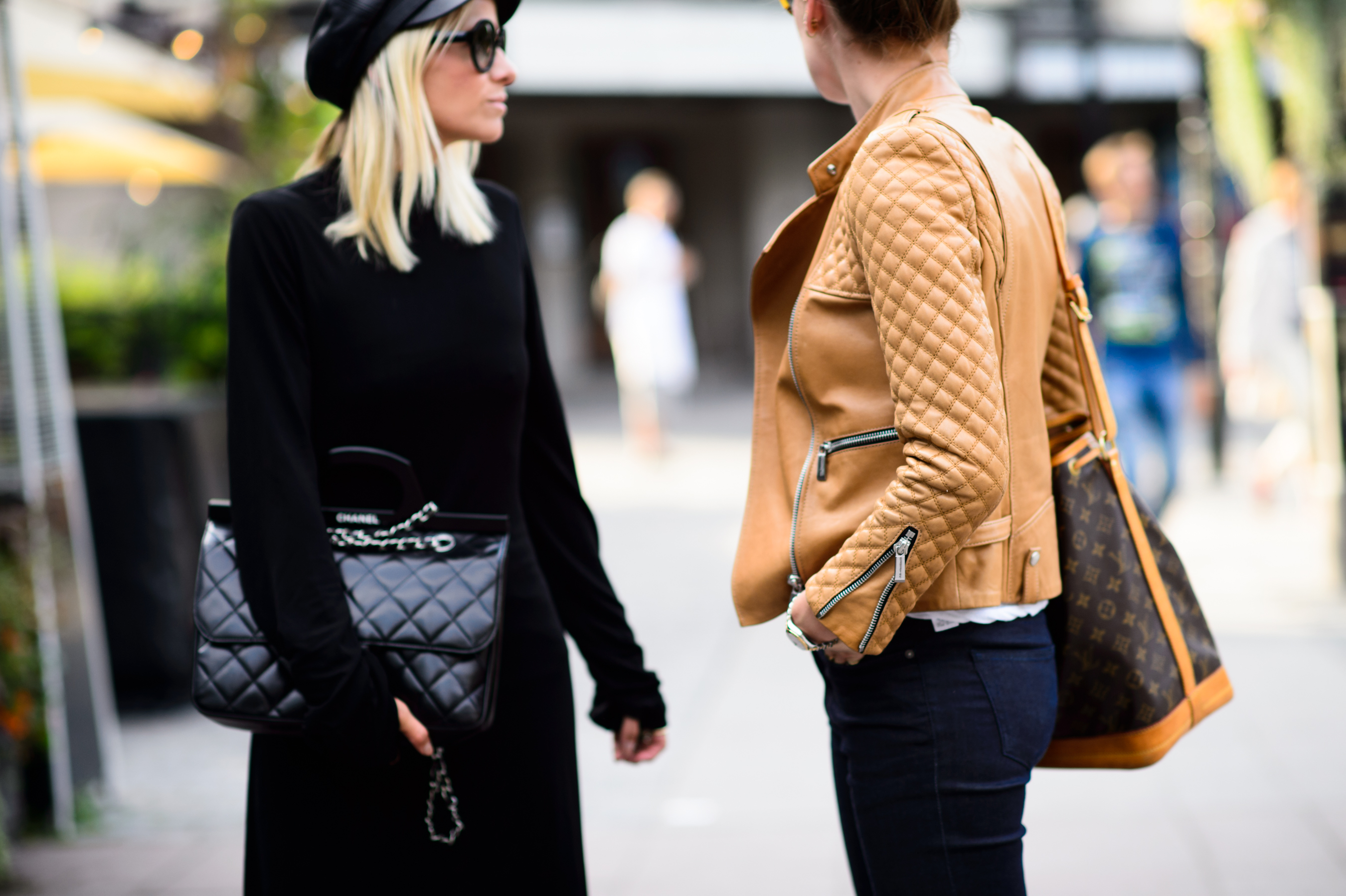 Two Norwegian bloggers on the street
