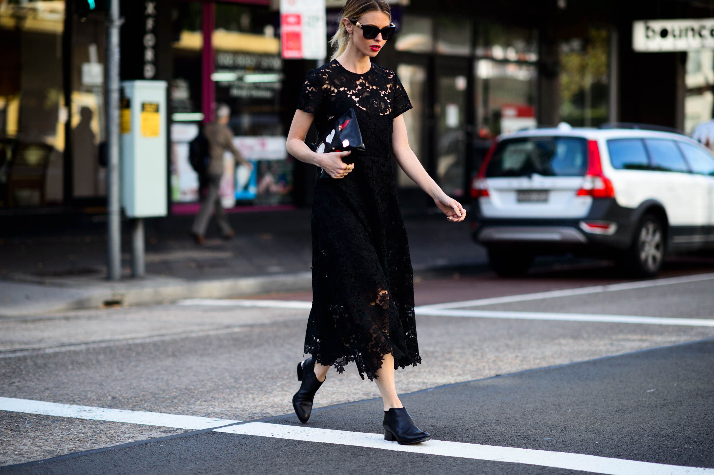 Kiwi blogger wearing lace dress