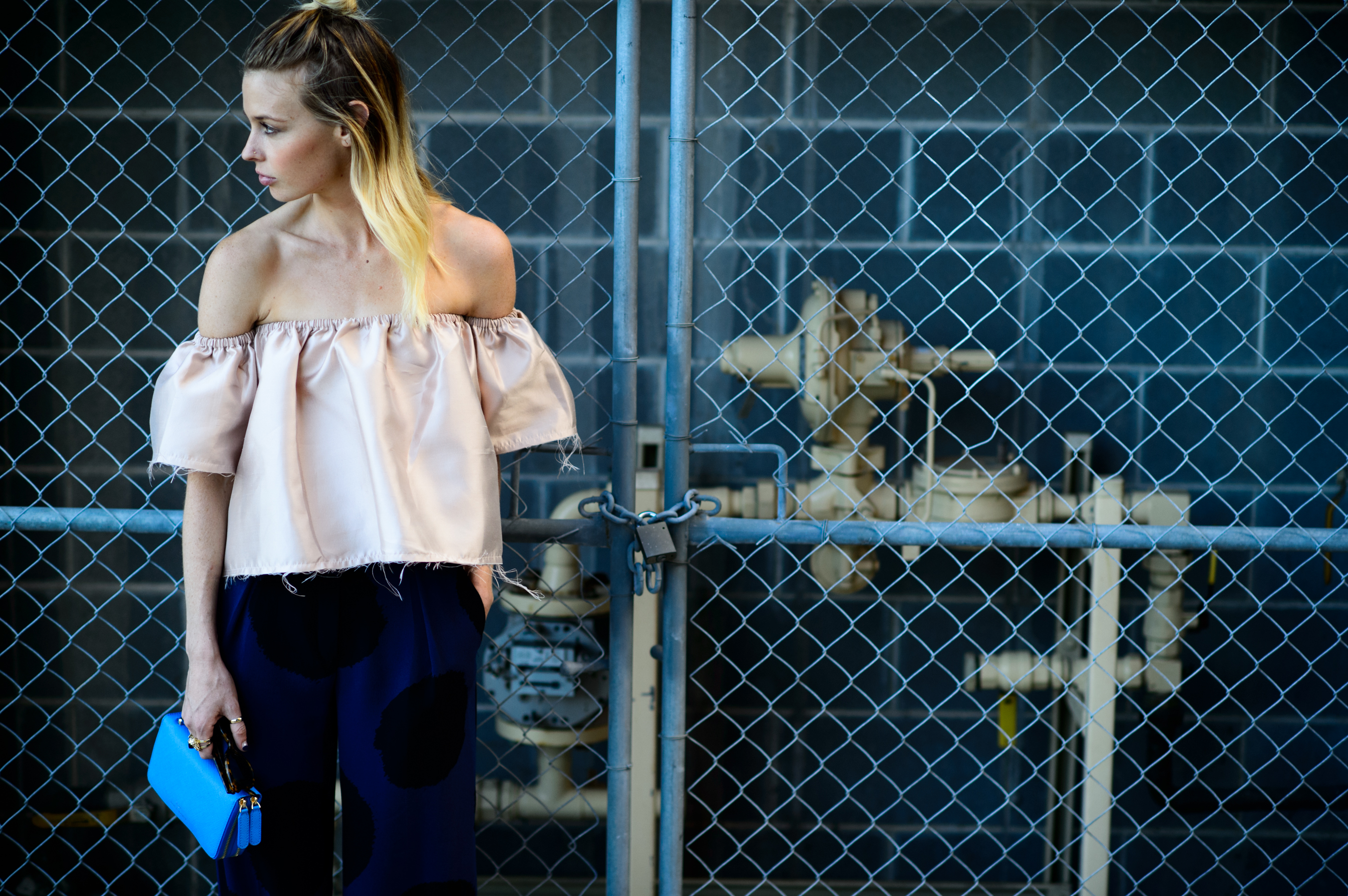 Kiwi blogger wearing light pink top and blue bag