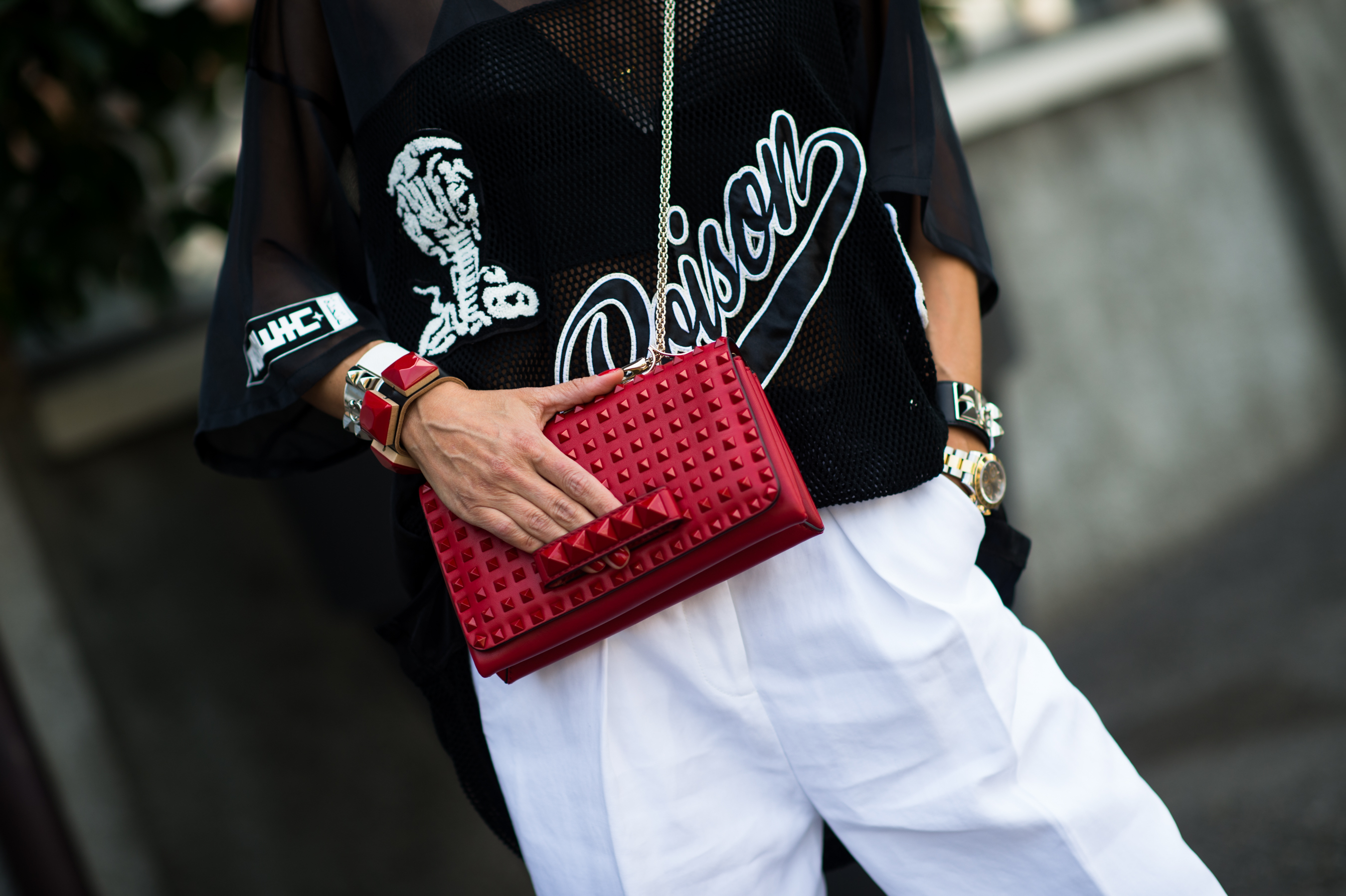 French buyer wearing football jersey and red bag