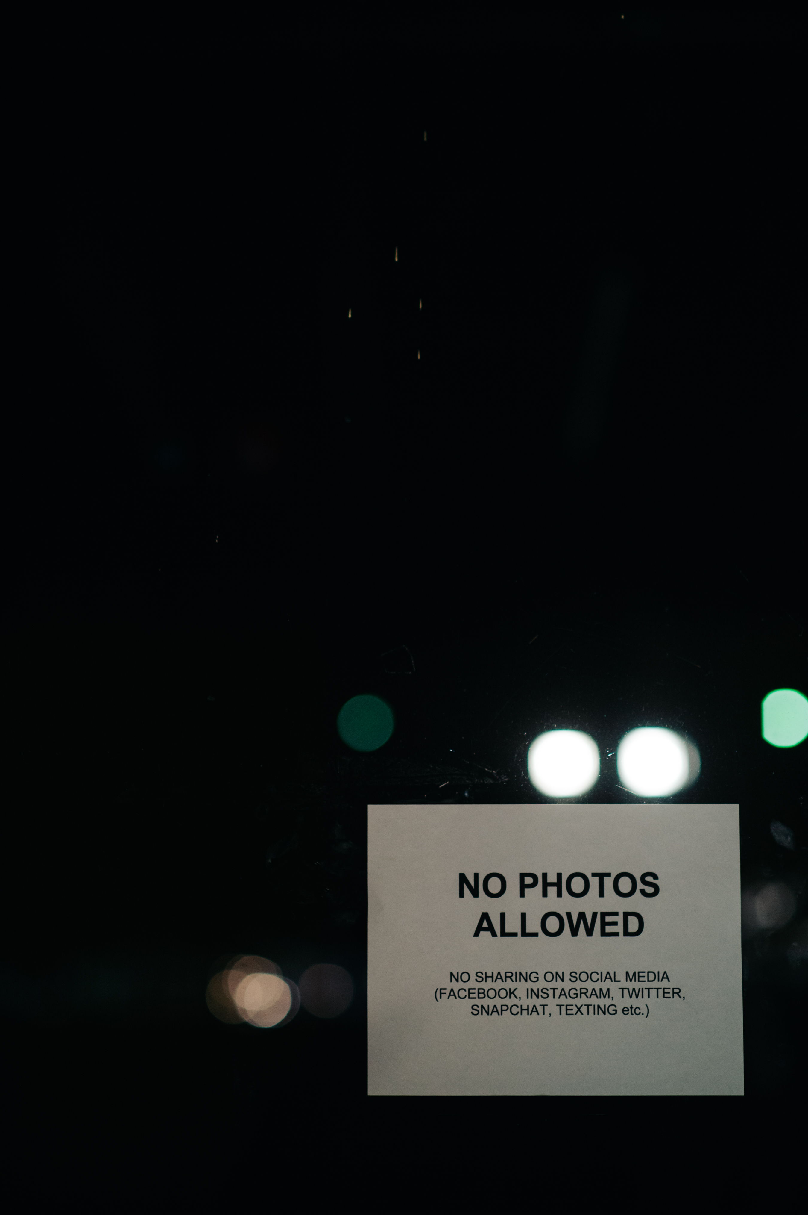 No photos sign before the show