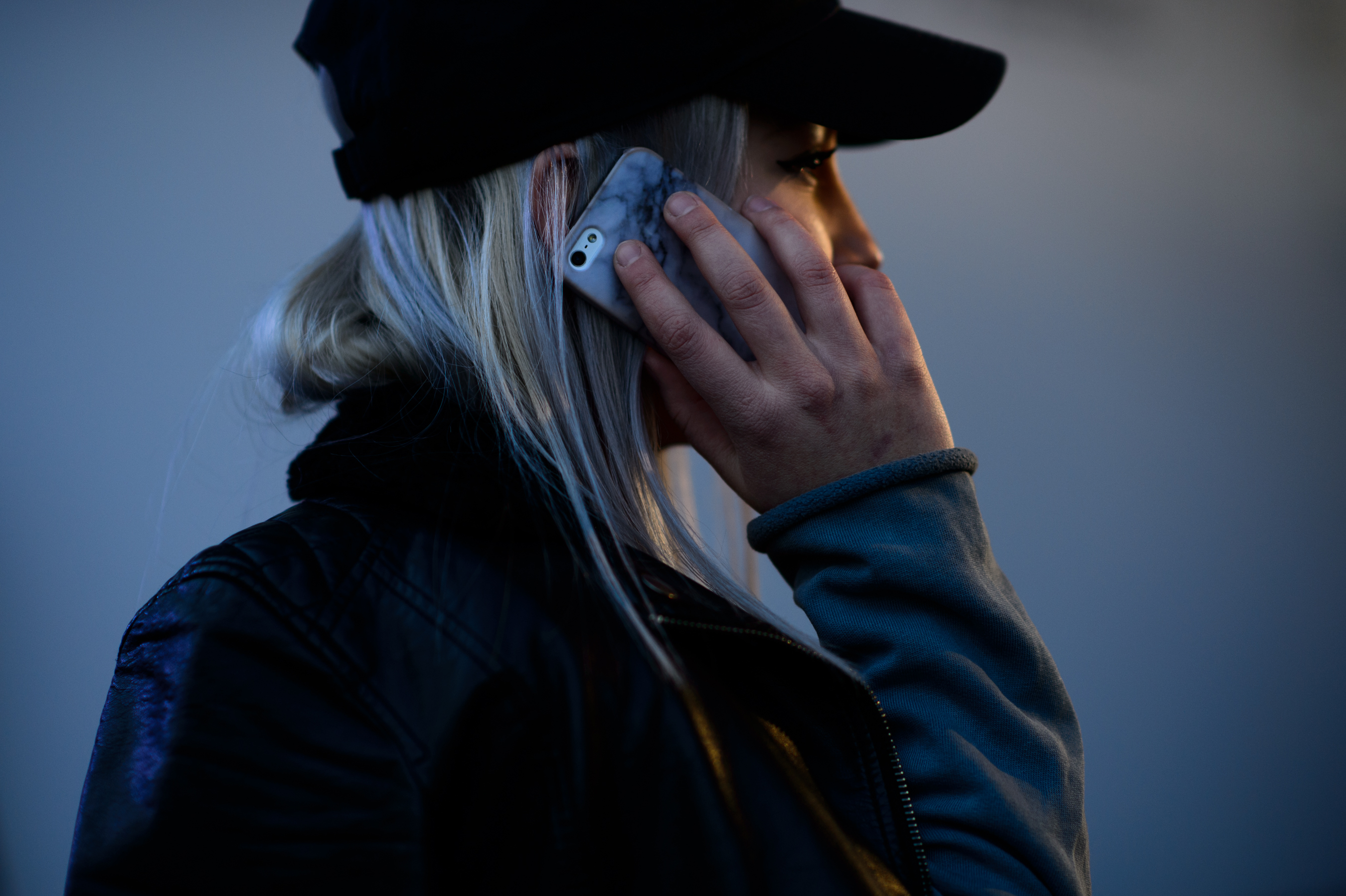 Woman with a marble phone case
