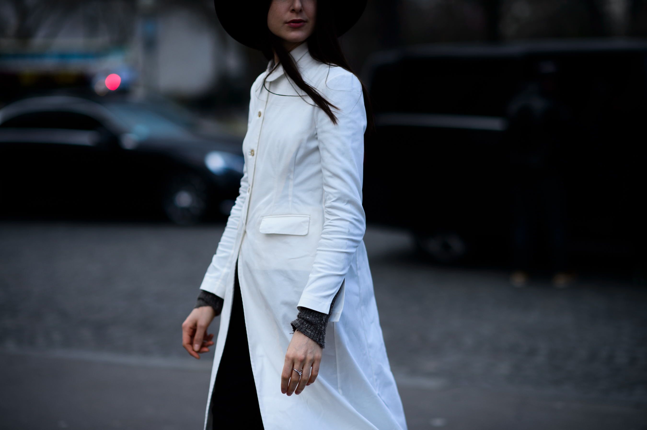Blogger wearing white cotton coat