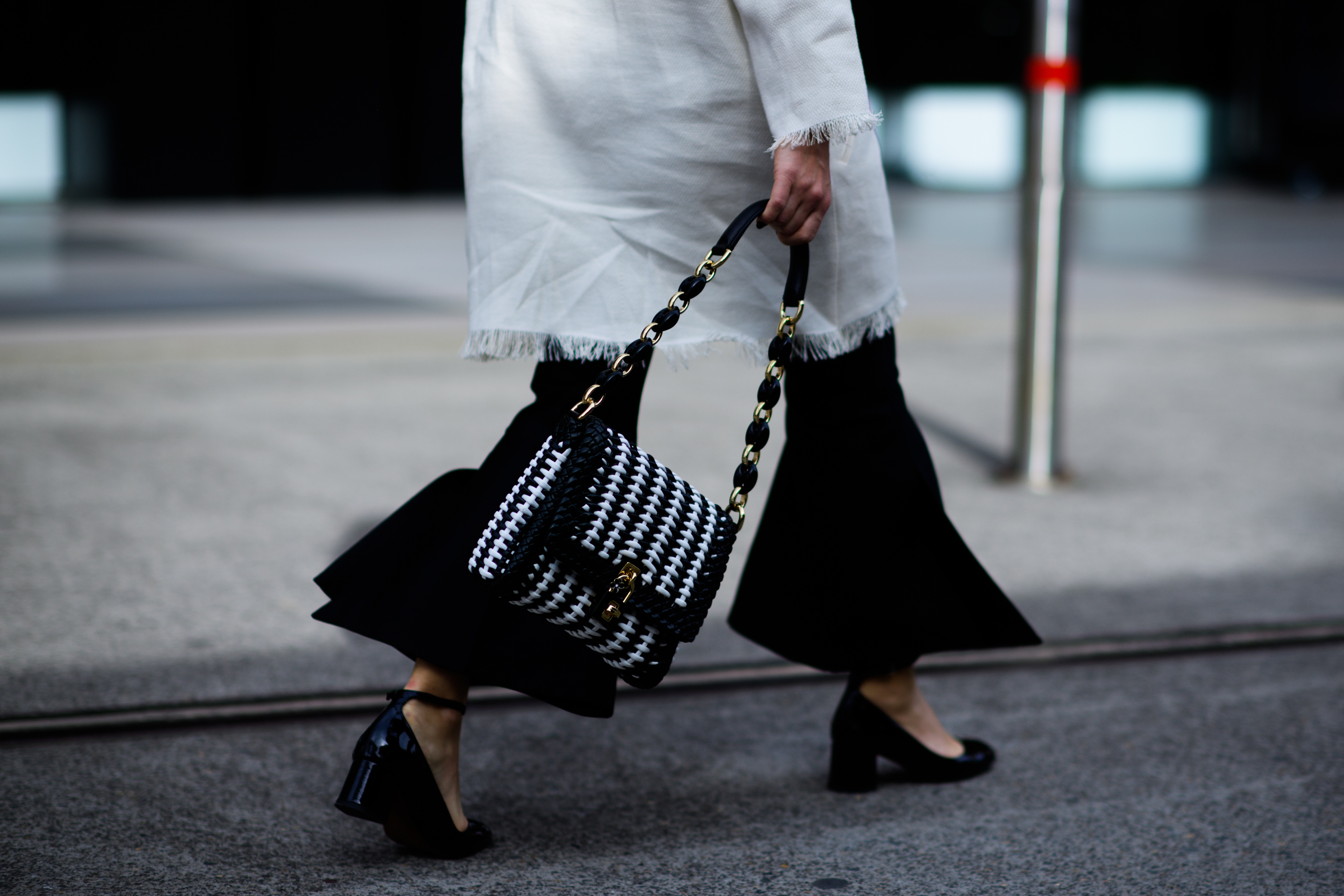 Kiwi blogger wearing black and white