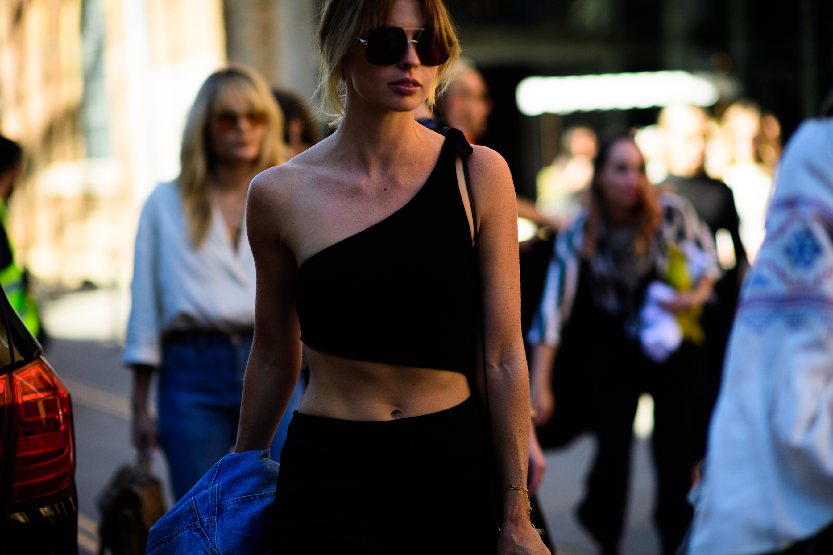 Kiwi blogger wearing black top