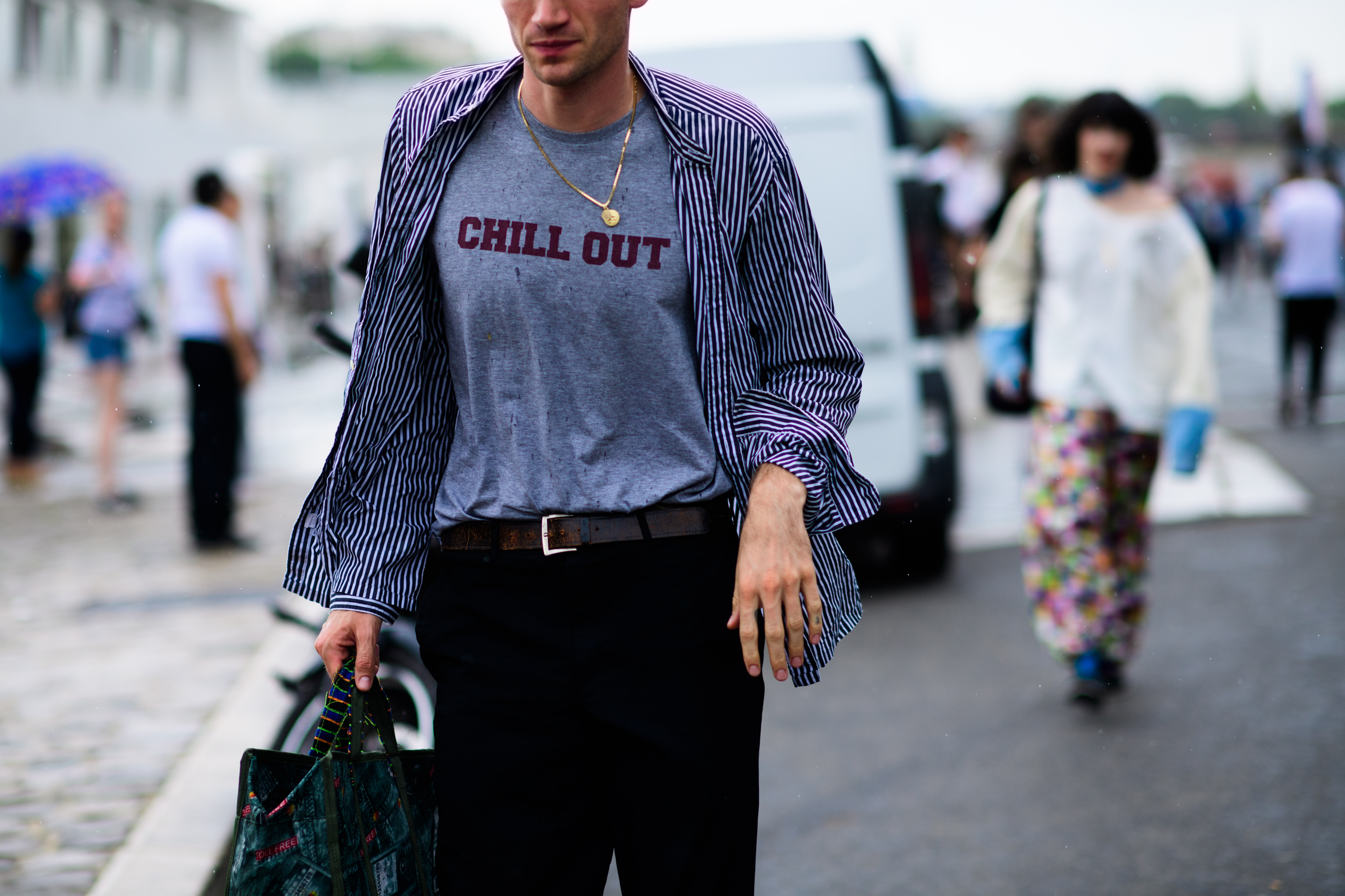 Man wearing grey T-Shirt