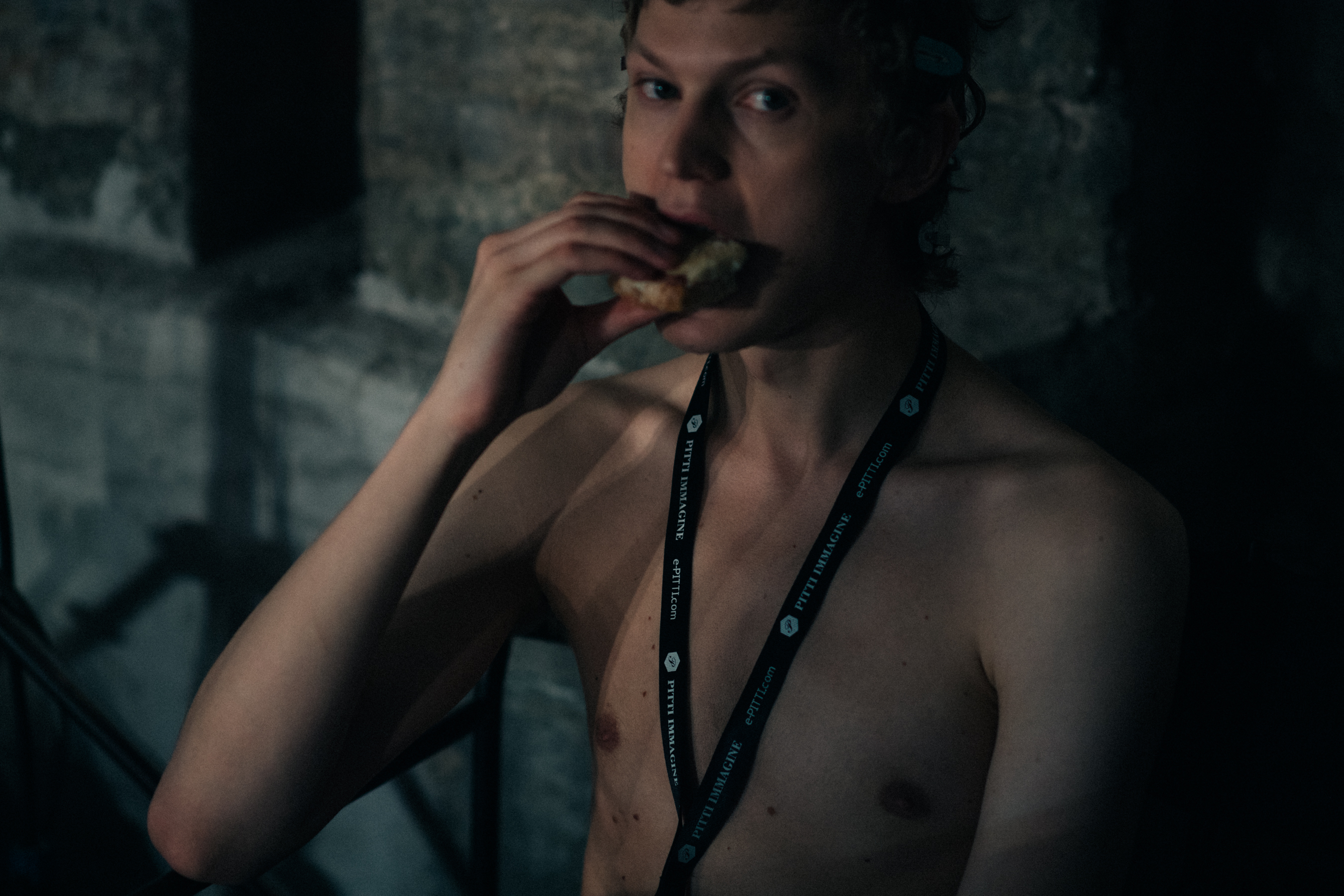 A model eating before the show