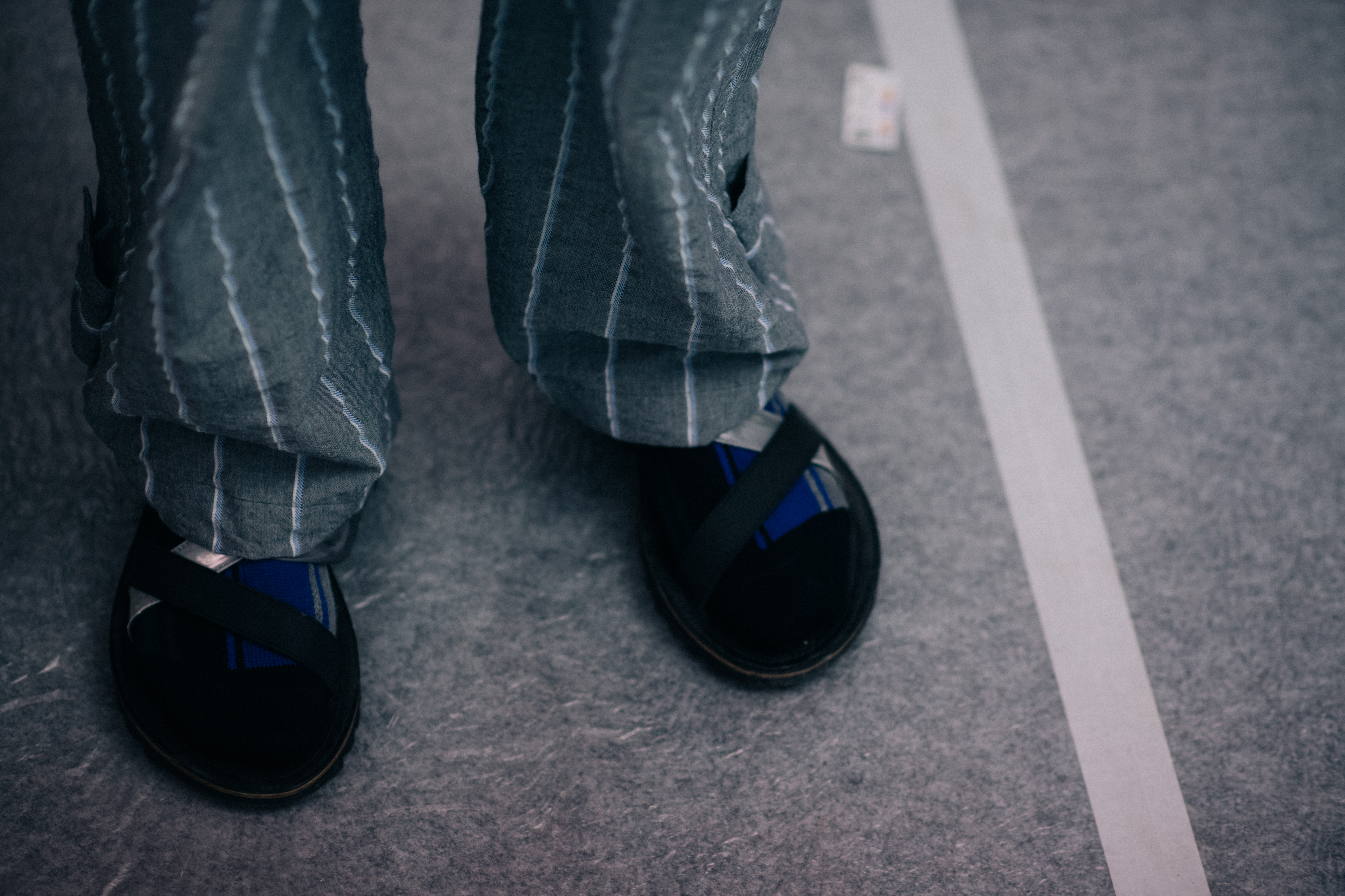 Moel in grey striped trousers