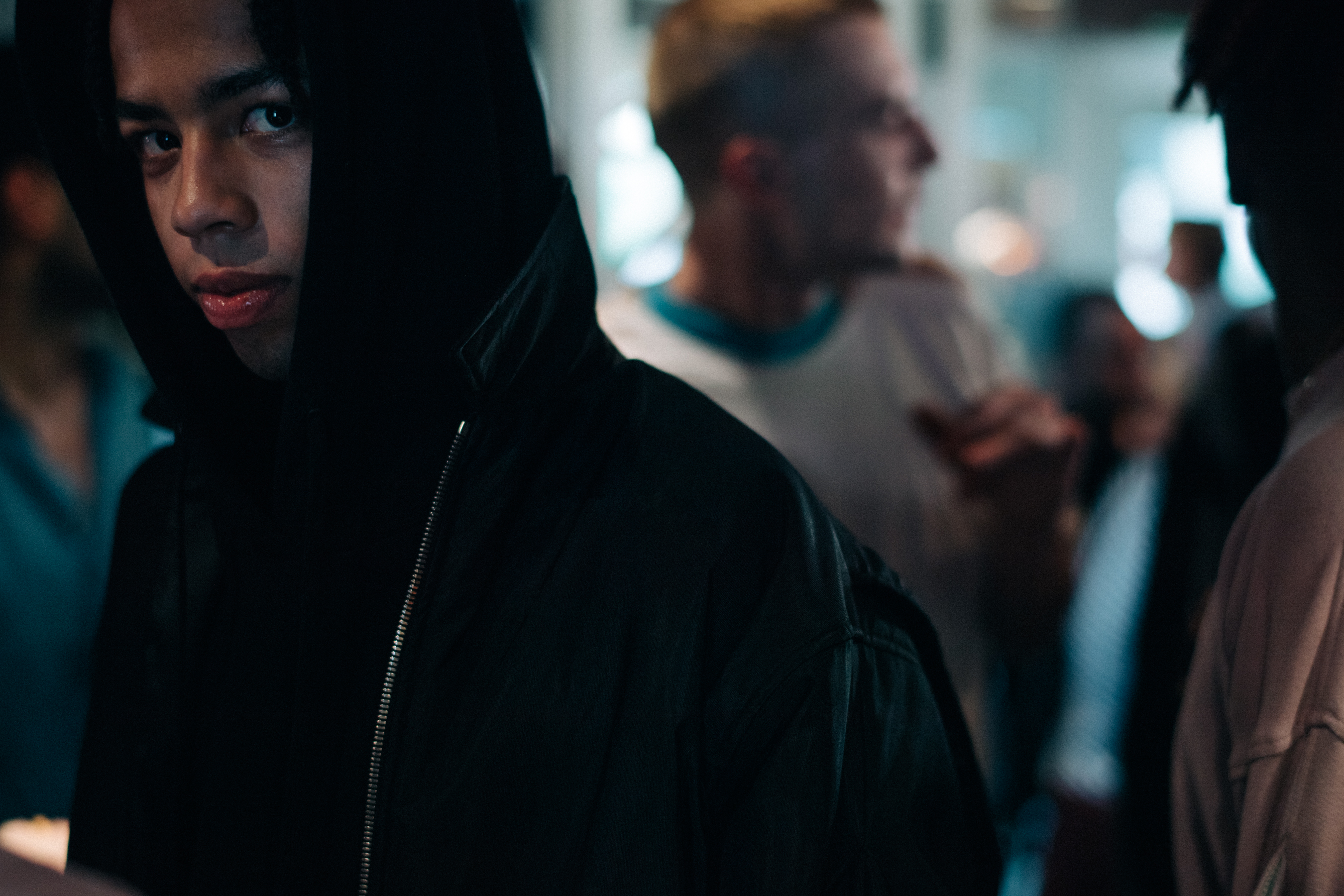 A model wearing an all-black total look