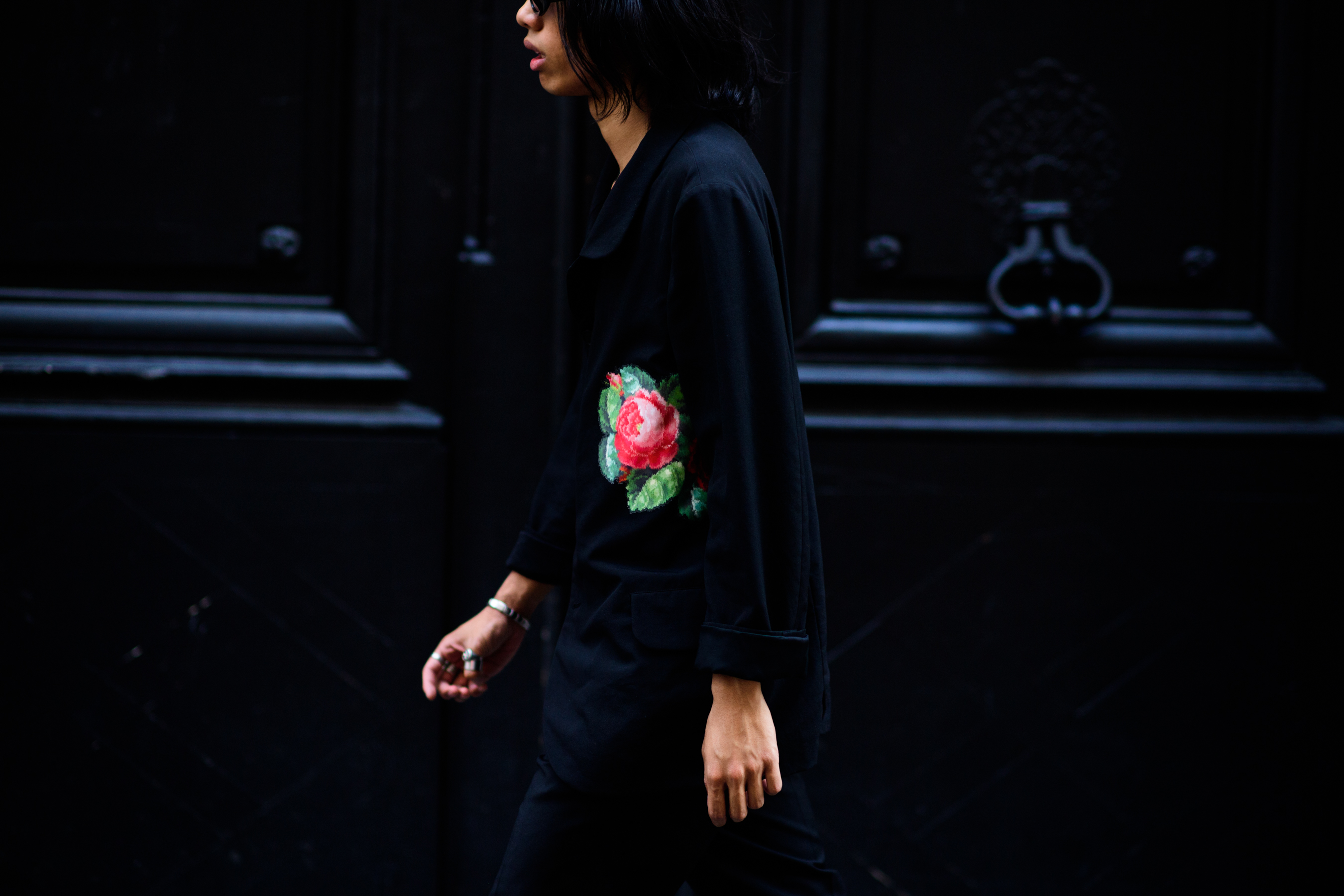 Total black look with rose