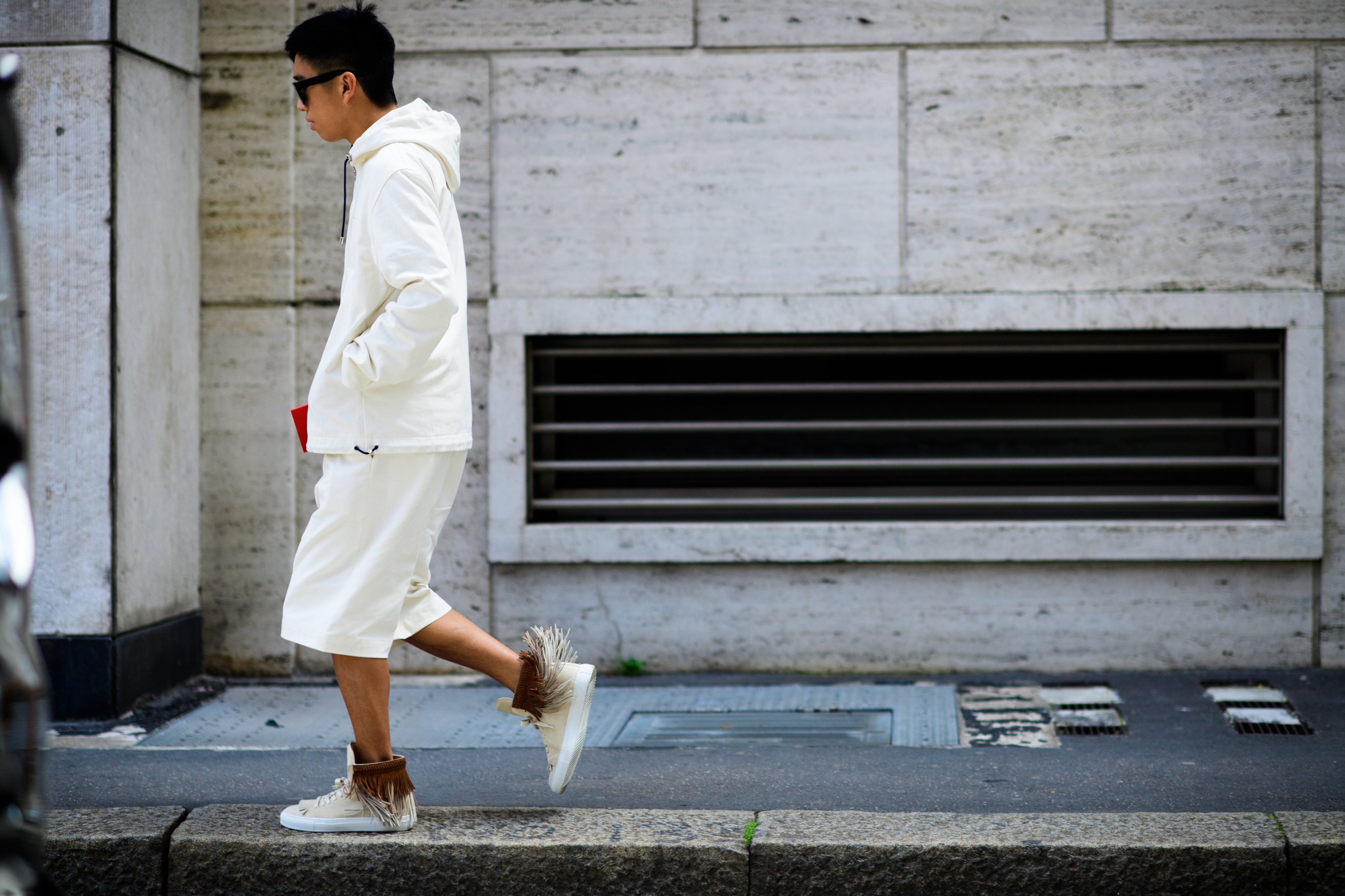 A man wearing a total white look